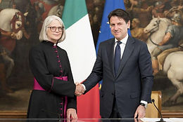 The Italian Prime Minister signs the Intesa ("Treaty") with the Church of England.
Il Presidente del Consiglio dei Ministri firma l'Intesa con l'associazione "Chiesa d'Inghilterra"