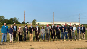 县和市官员庆祝新制造中心破土动工