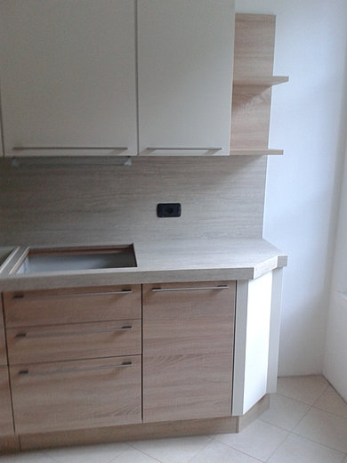 Progetto arredamento completo: immagini e descrizione. Mobili a giorno con terminale ad angolo