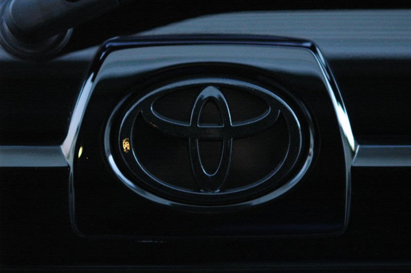 black pearl toyota camry emblem #3