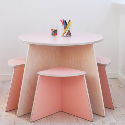 Small design børnemøbler l bord, stol, bænk, reol