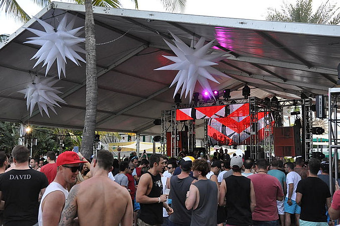 Click sides to scroll through photos