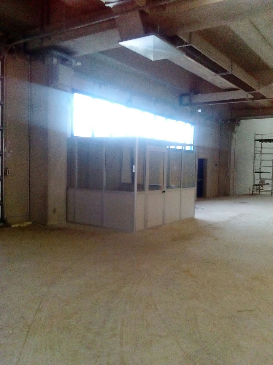 Produzione di pareti mobili, pareti divisorie, box ufficio e multiuso.