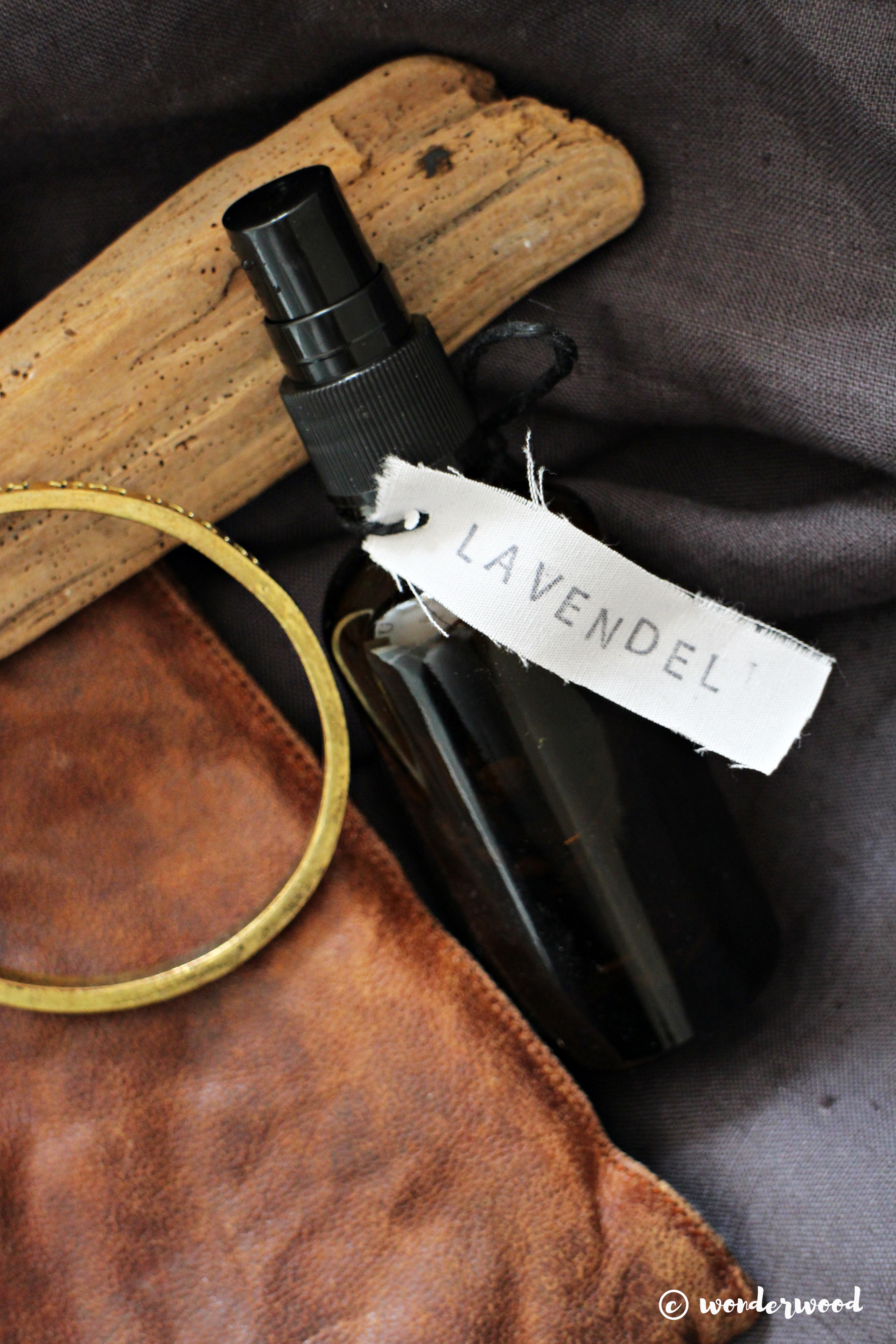 hjemmelaget luftfrisker med lavendel og jasmin // diy room spray with essential oils
