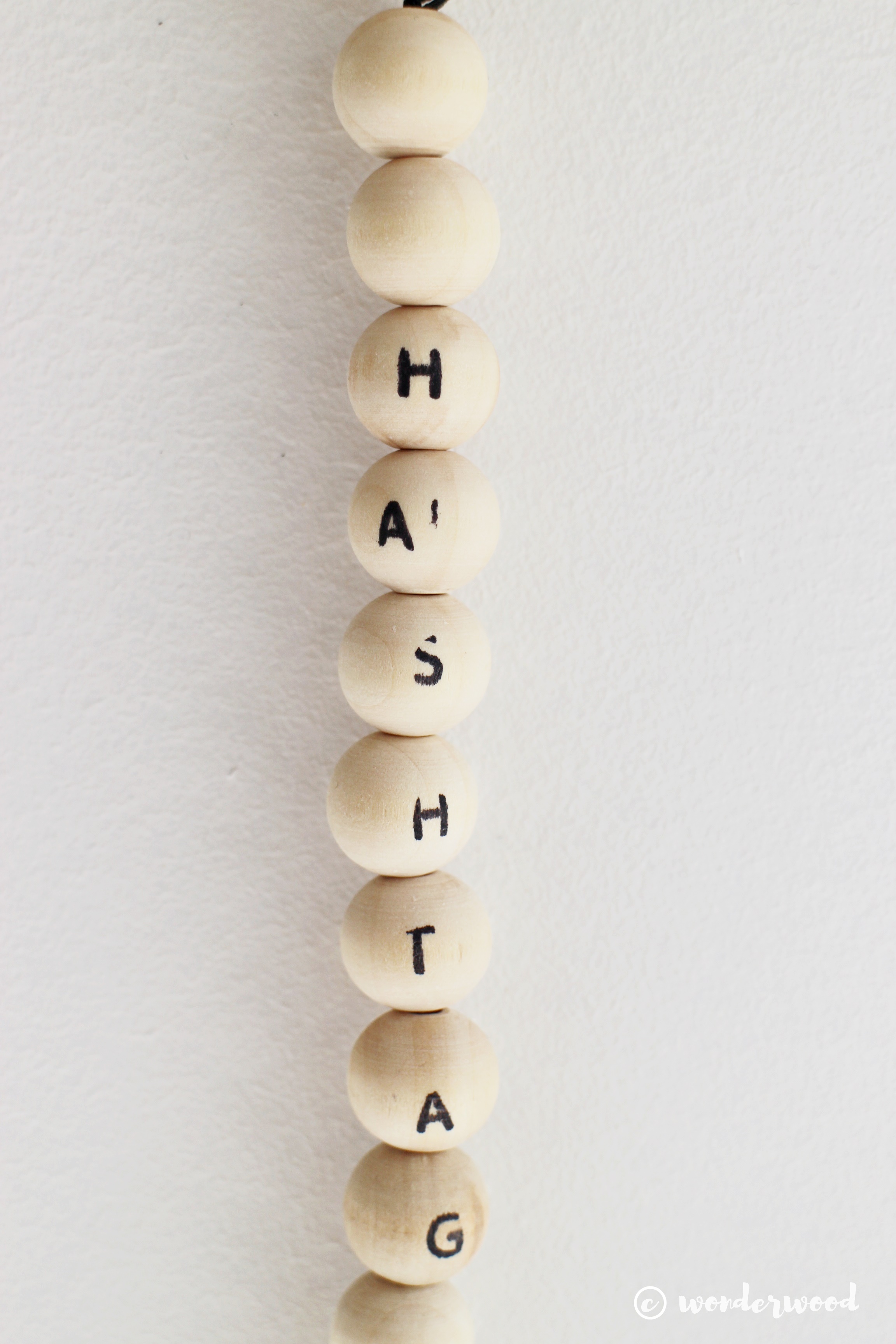 diy henger med trekuler // diy wooden bead hanger