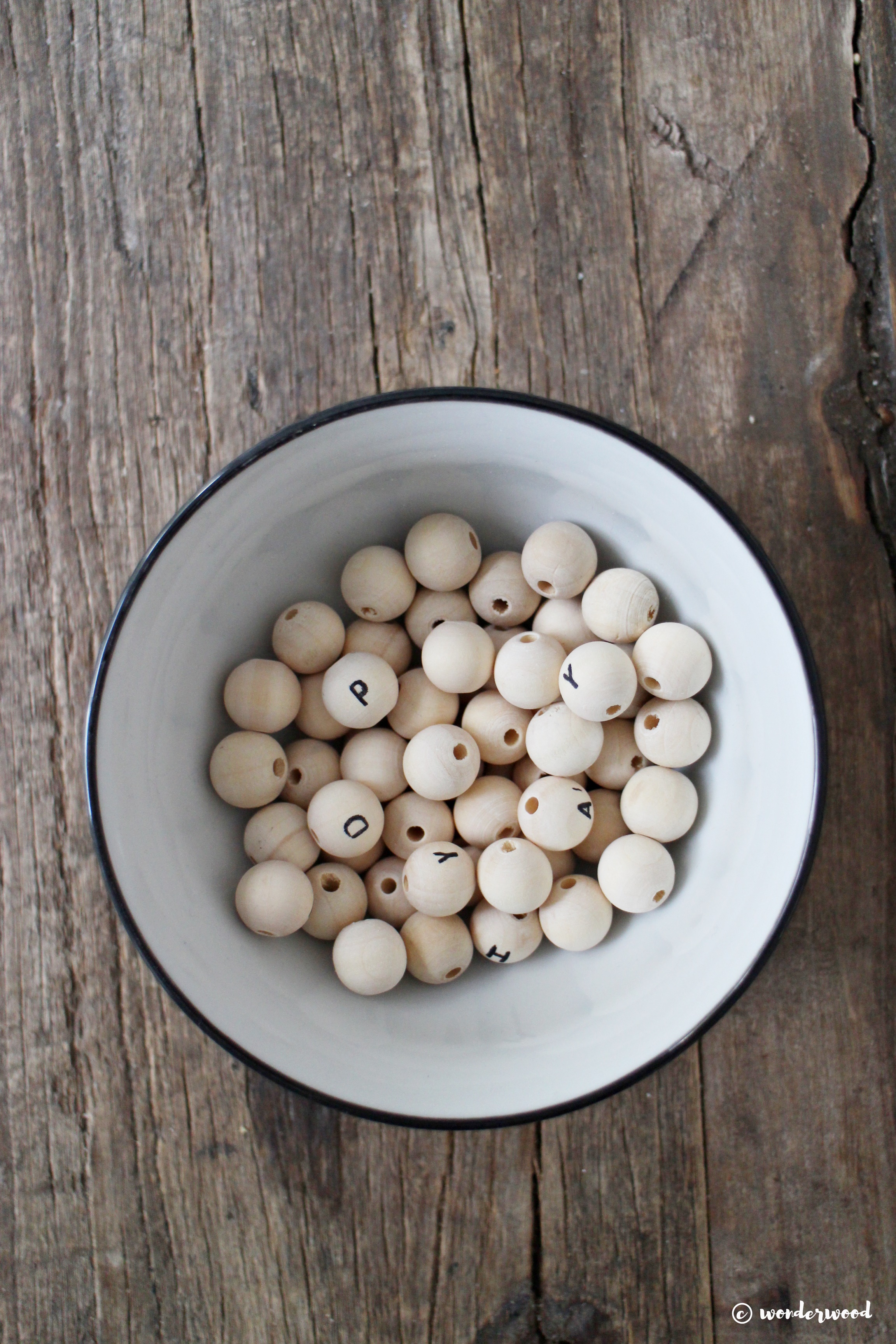 diy henger med trekuler // diy wooden bead hanger