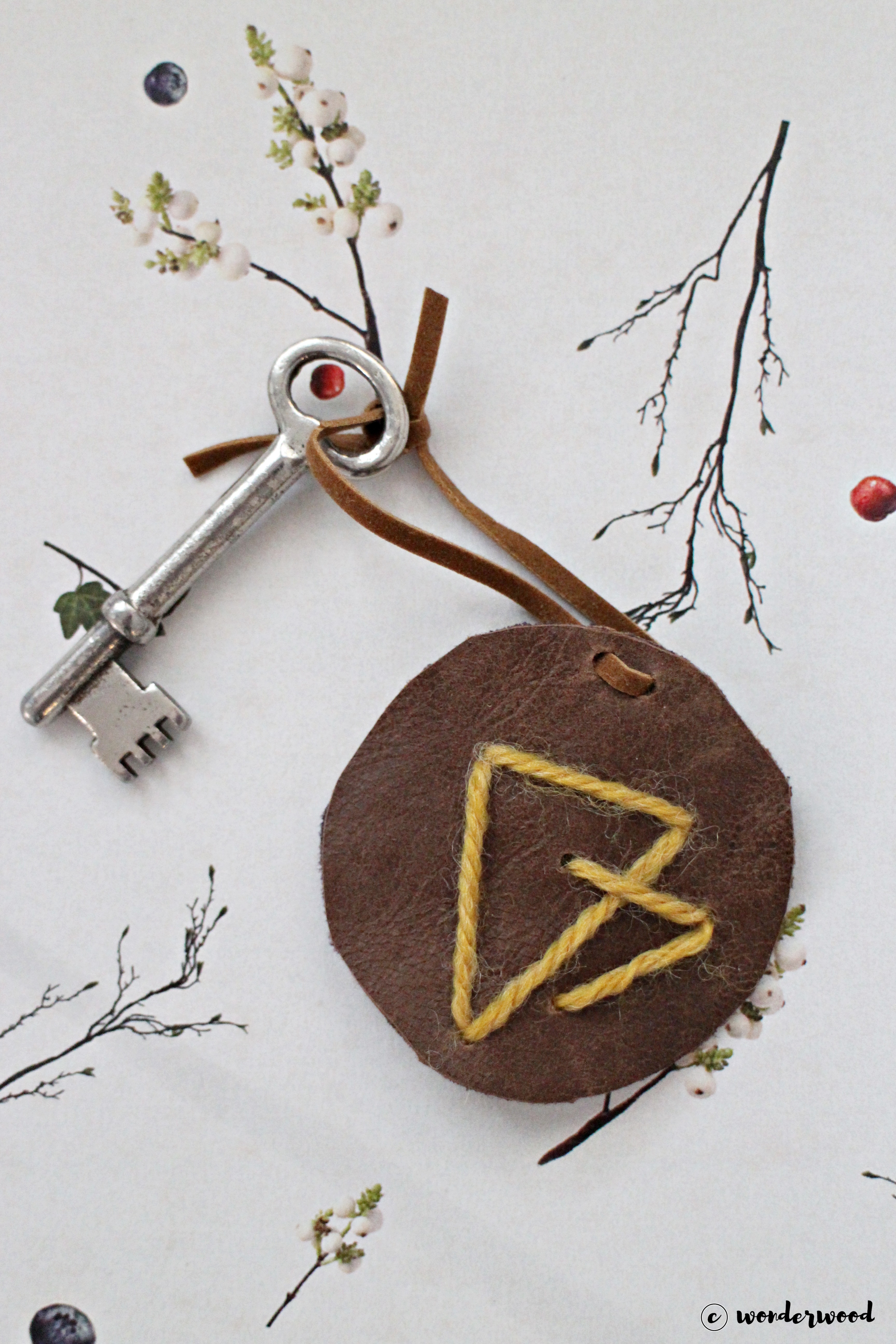 Tips til hjemmelagde julegaver 8: diy nøkkelanheng i skinn // Homemade Christmas gift ideas 8: diy leather keychain