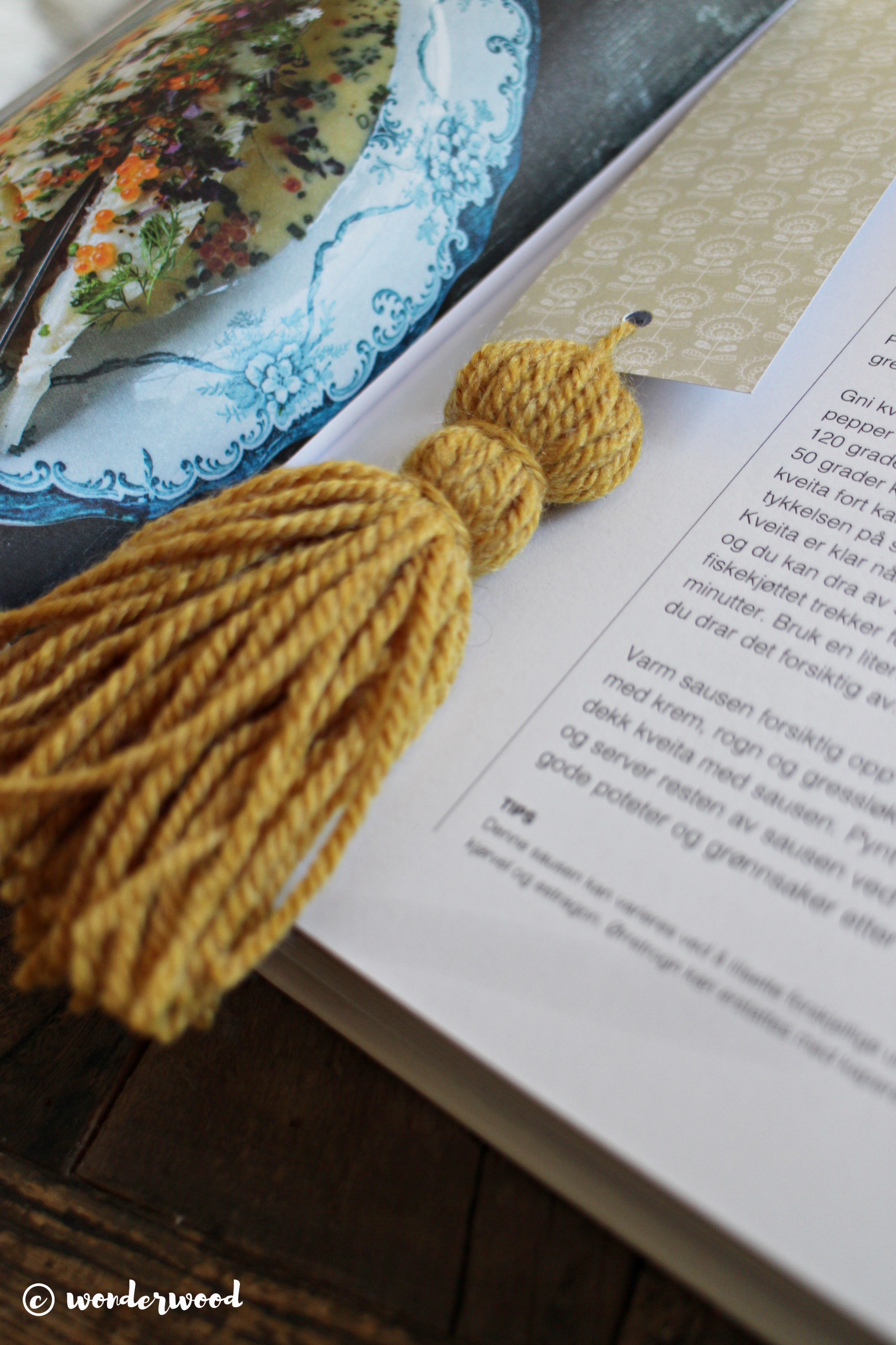 TIPS TIL HJEMMELAGDE JULEGAVER 10: diy bokmerke med dusk // HOMEMADE CHRISTMAS GIFT IDEAS 10: diy tassel bookmark