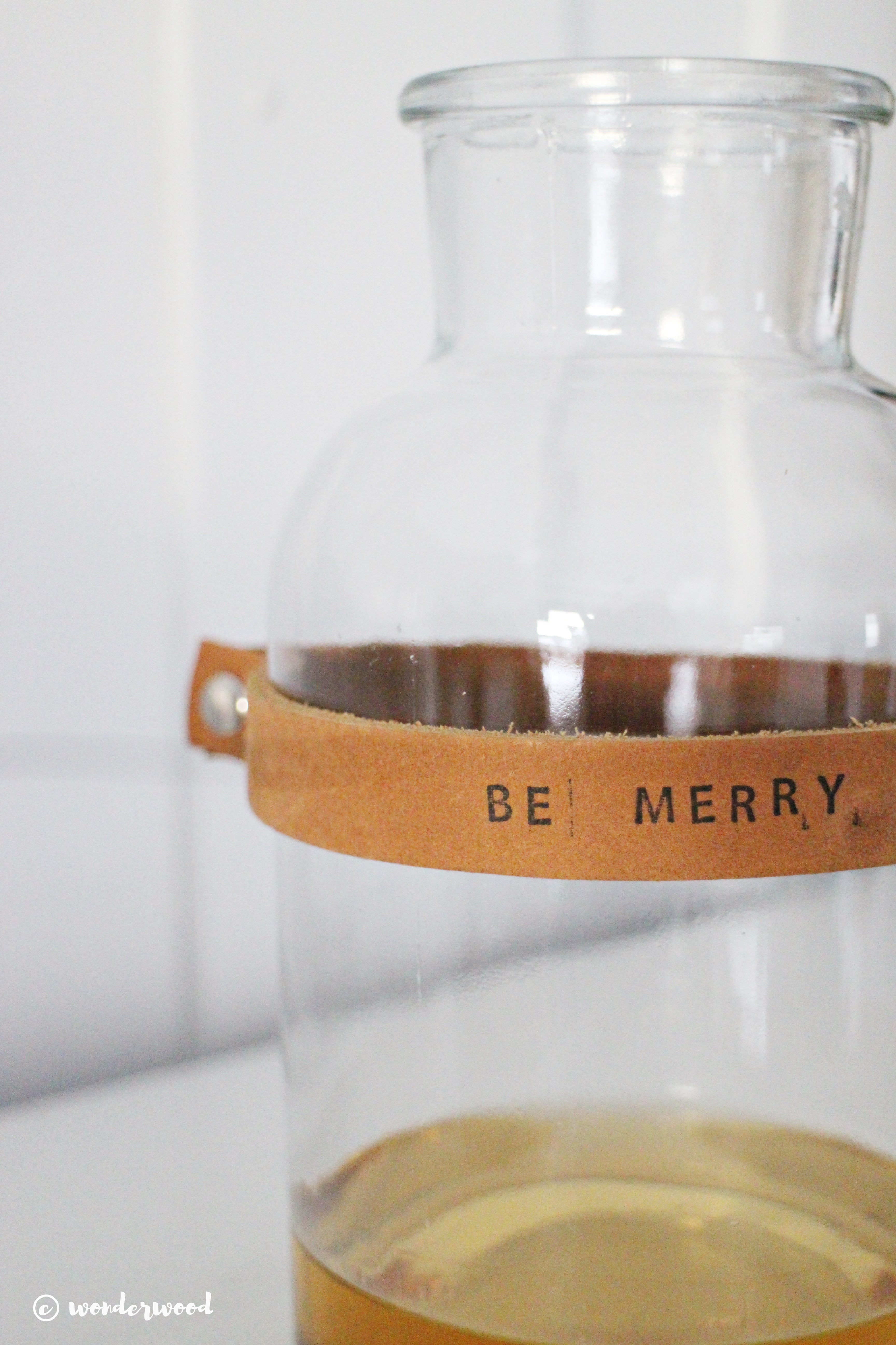Tips til hjemmelagde julegaver 7: diy karaffel med skinn // Homemade Christmas gift ideas 7: diy leather tag carafe
