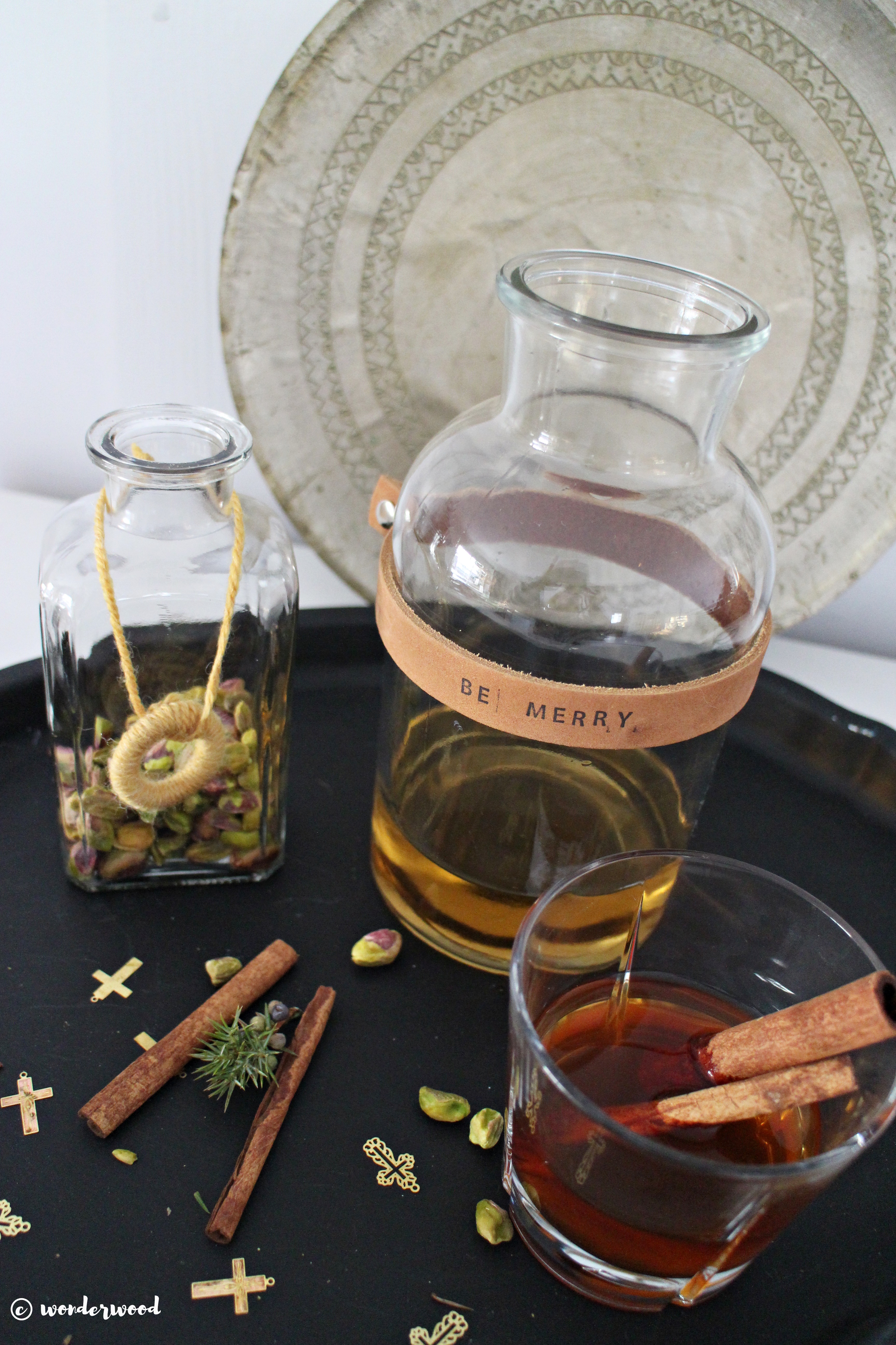 Tips til hjemmelagde julegaver 7: diy karaffel med skinn // Homemade Christmas gift ideas 7: diy leather tag carafe