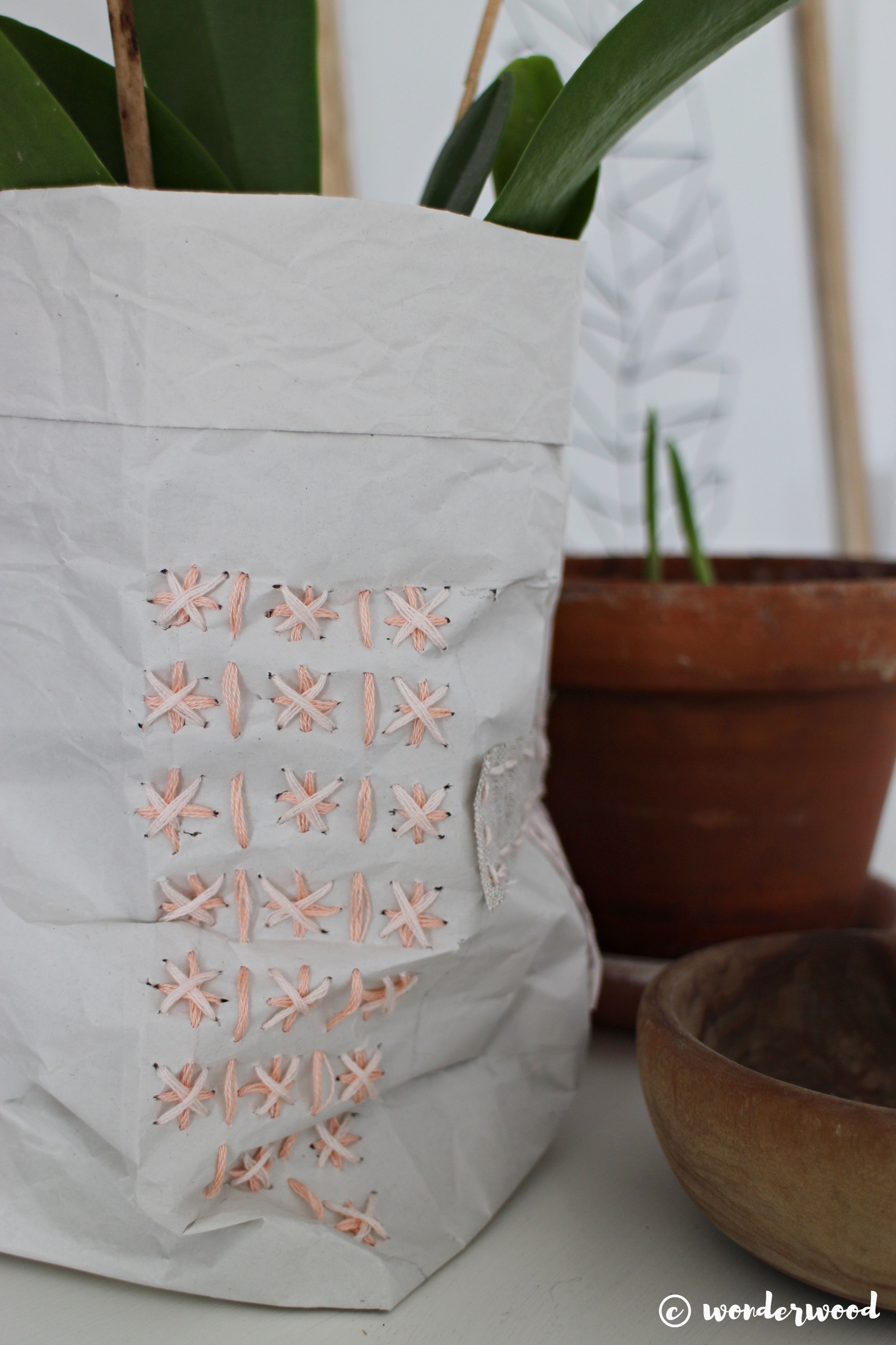 diy broderte papirposer // diy embroidered paper bags (Monthly Makers)