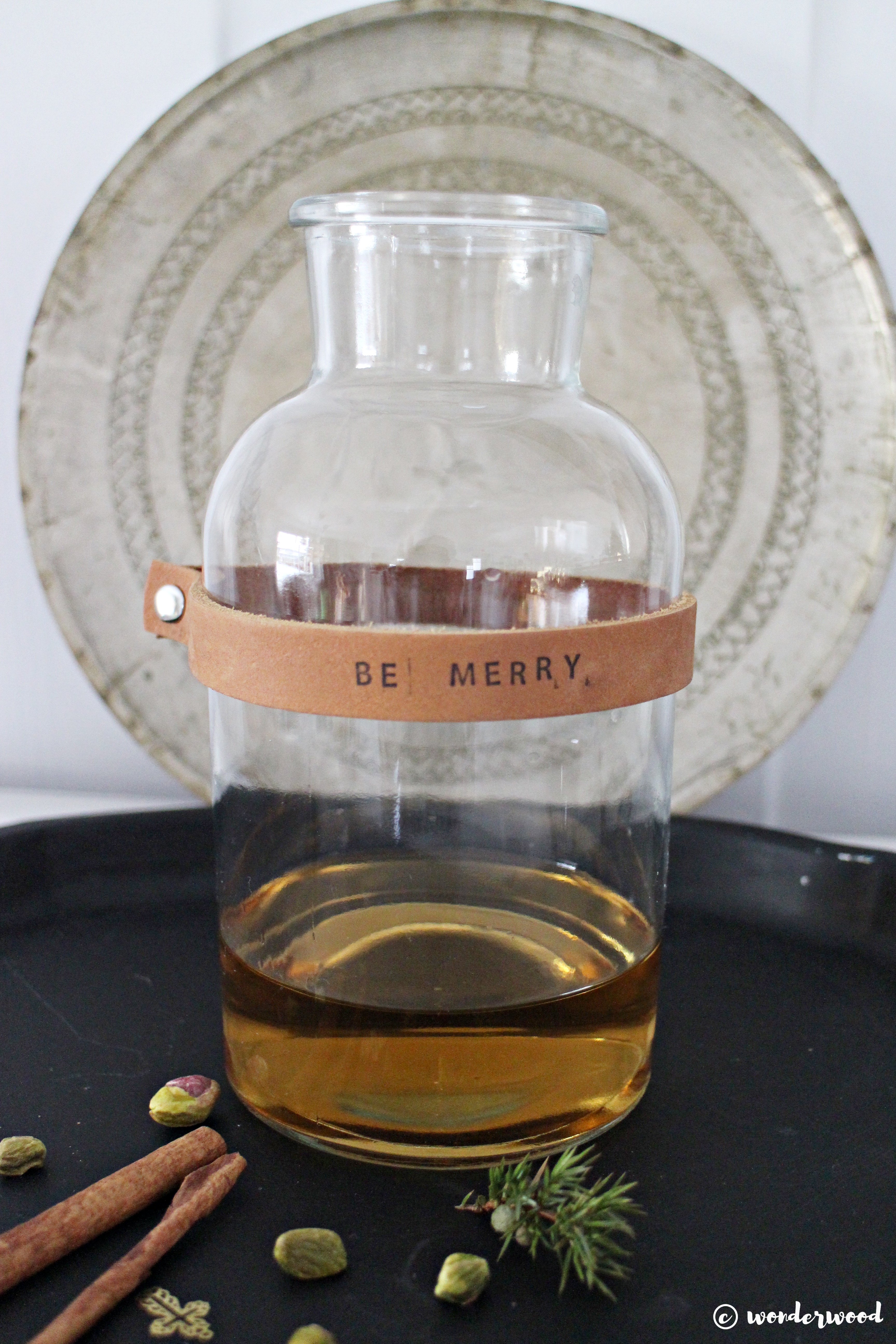 Tips til hjemmelagde julegaver 7: diy karaffel med skinn // Homemade Christmas gift ideas 7: diy leather tag carafe