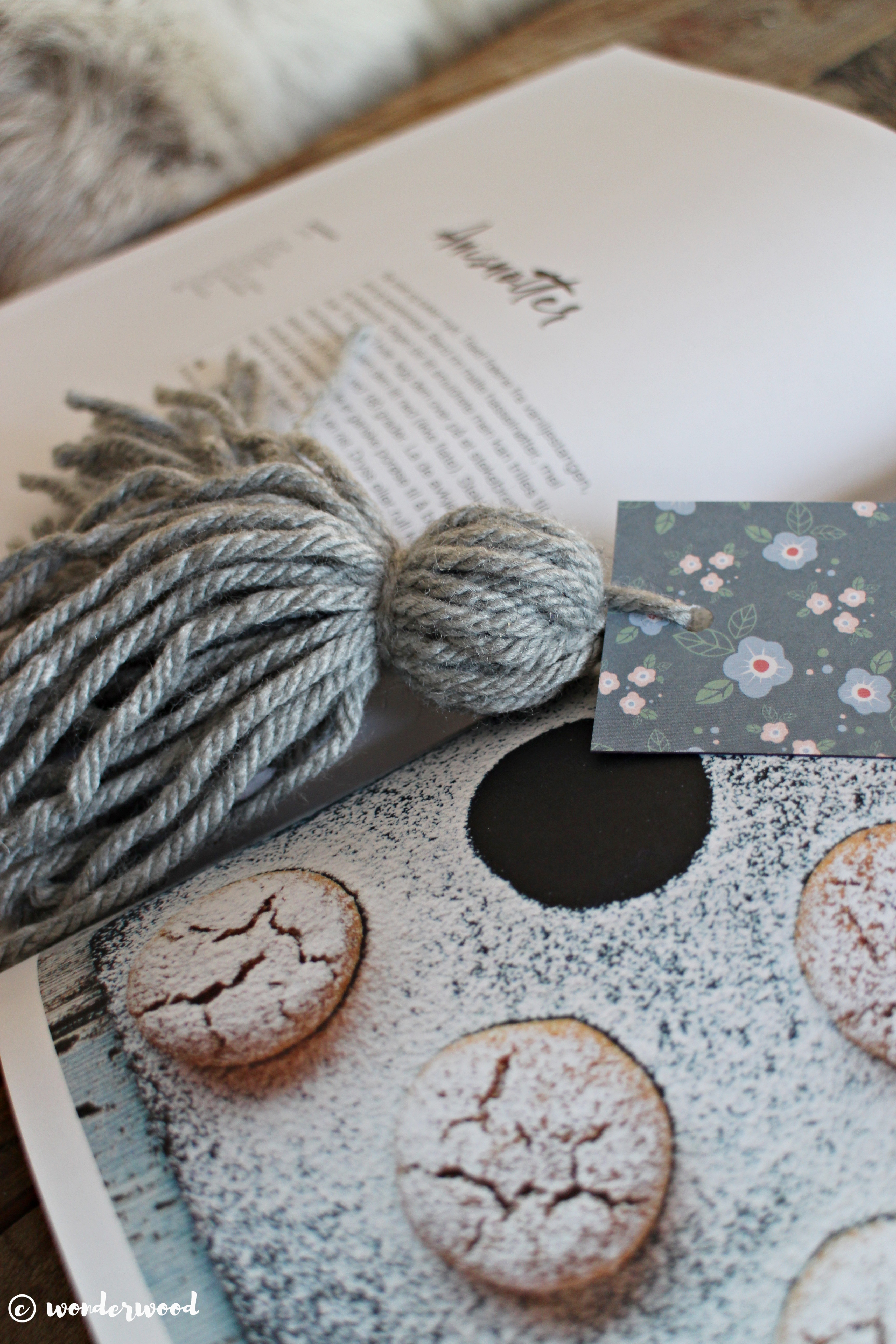 TIPS TIL HJEMMELAGDE JULEGAVER 10: diy bokmerke med dusk // HOMEMADE CHRISTMAS GIFT IDEAS 10: diy tassel bookmark