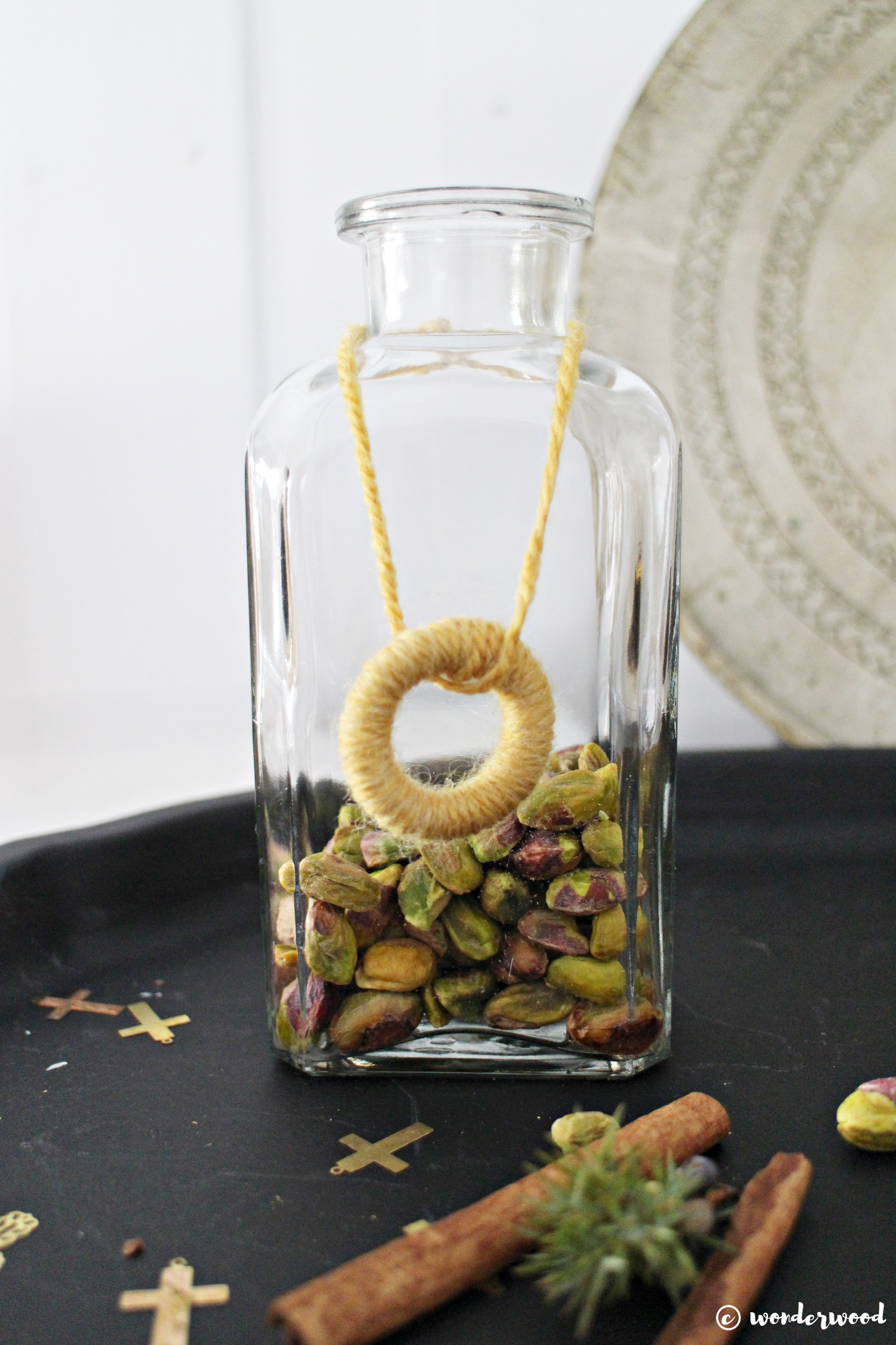 Tips til hjemmelagde julegaver 7: diy karaffel med skinn // Homemade Christmas gift ideas 7: diy leather tag carafe