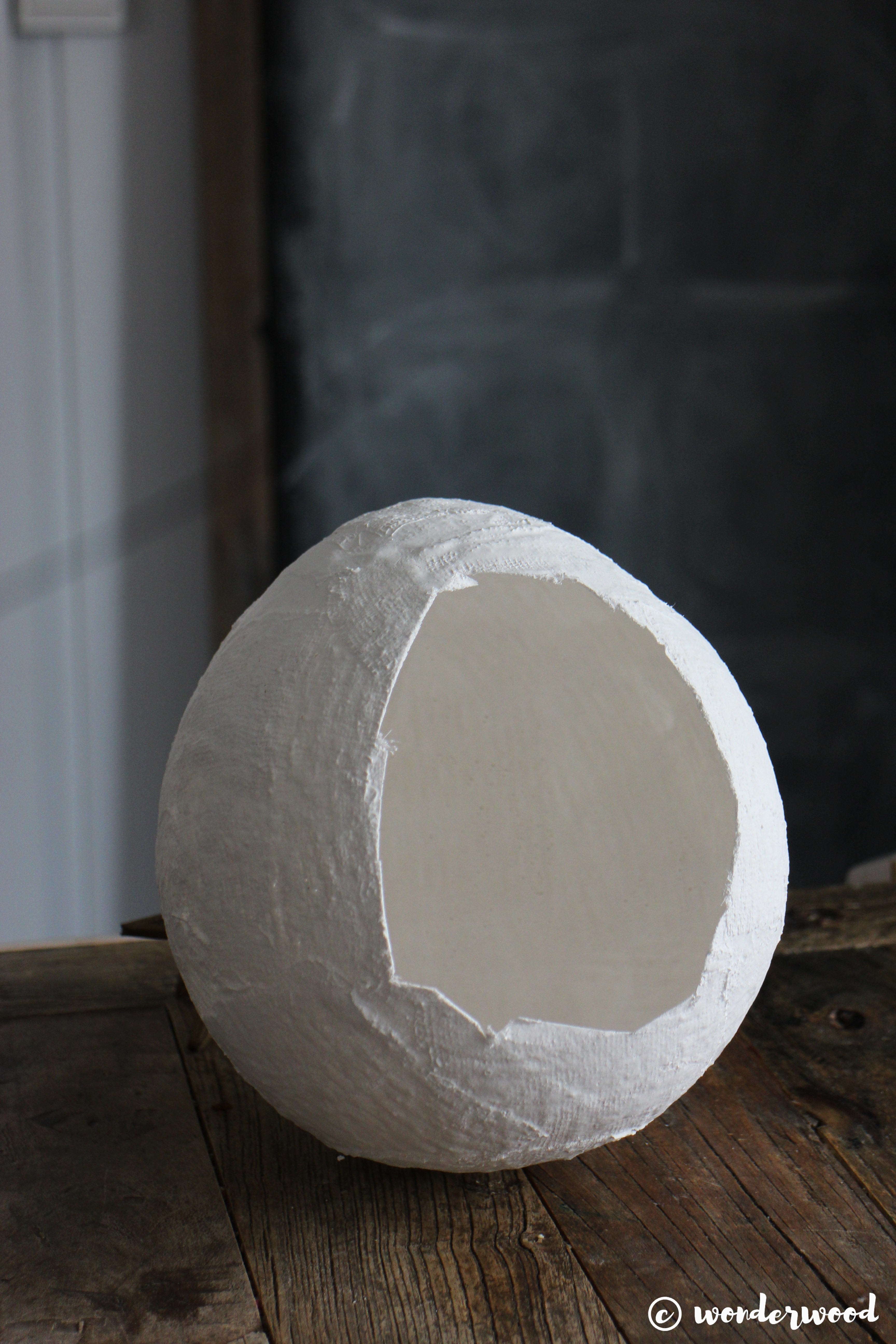 diy gips-egg med papirklipp // diy plaster egg with clip art
