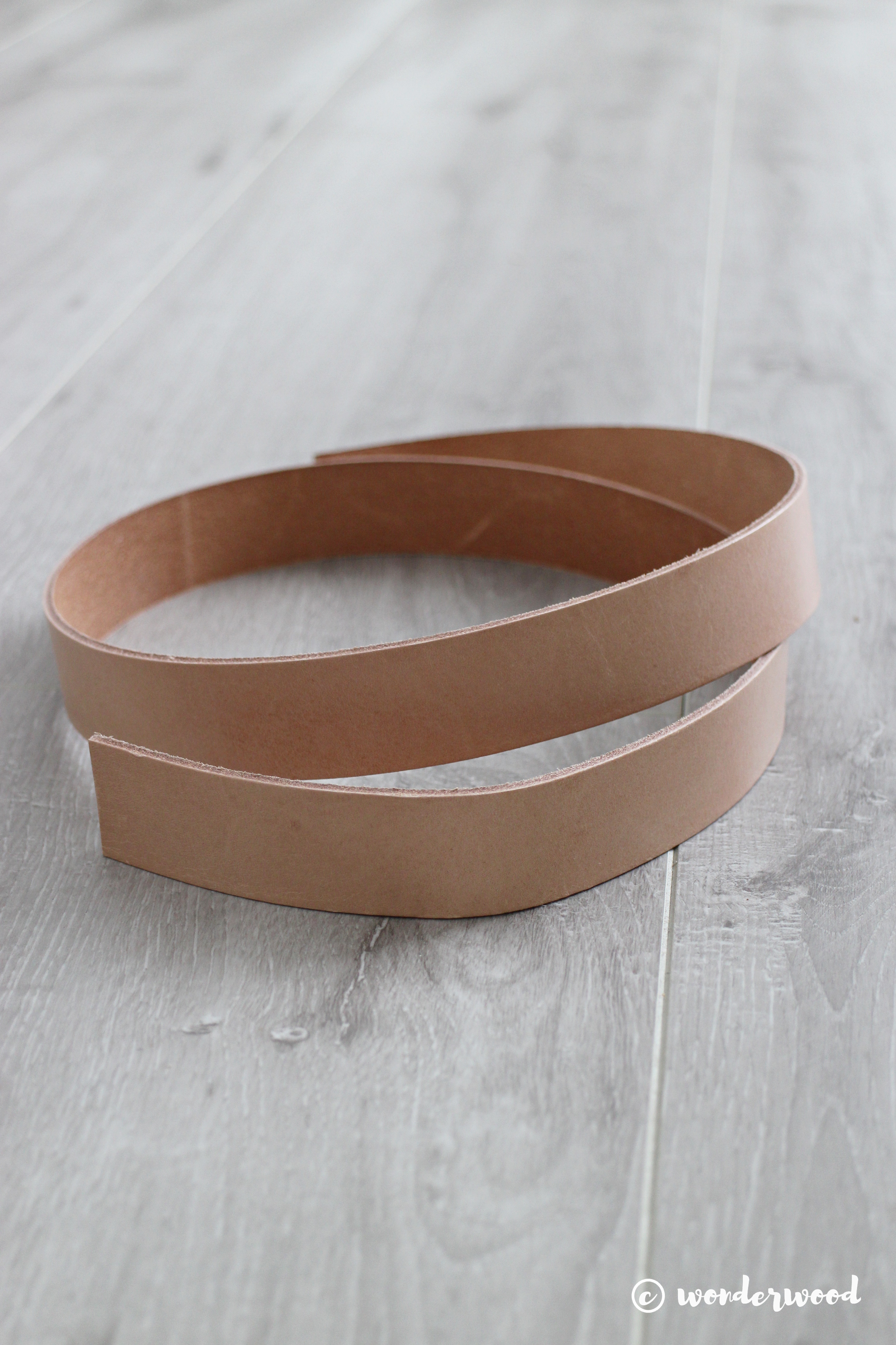 diy hylle med skinnreim // diy leather strap shelf