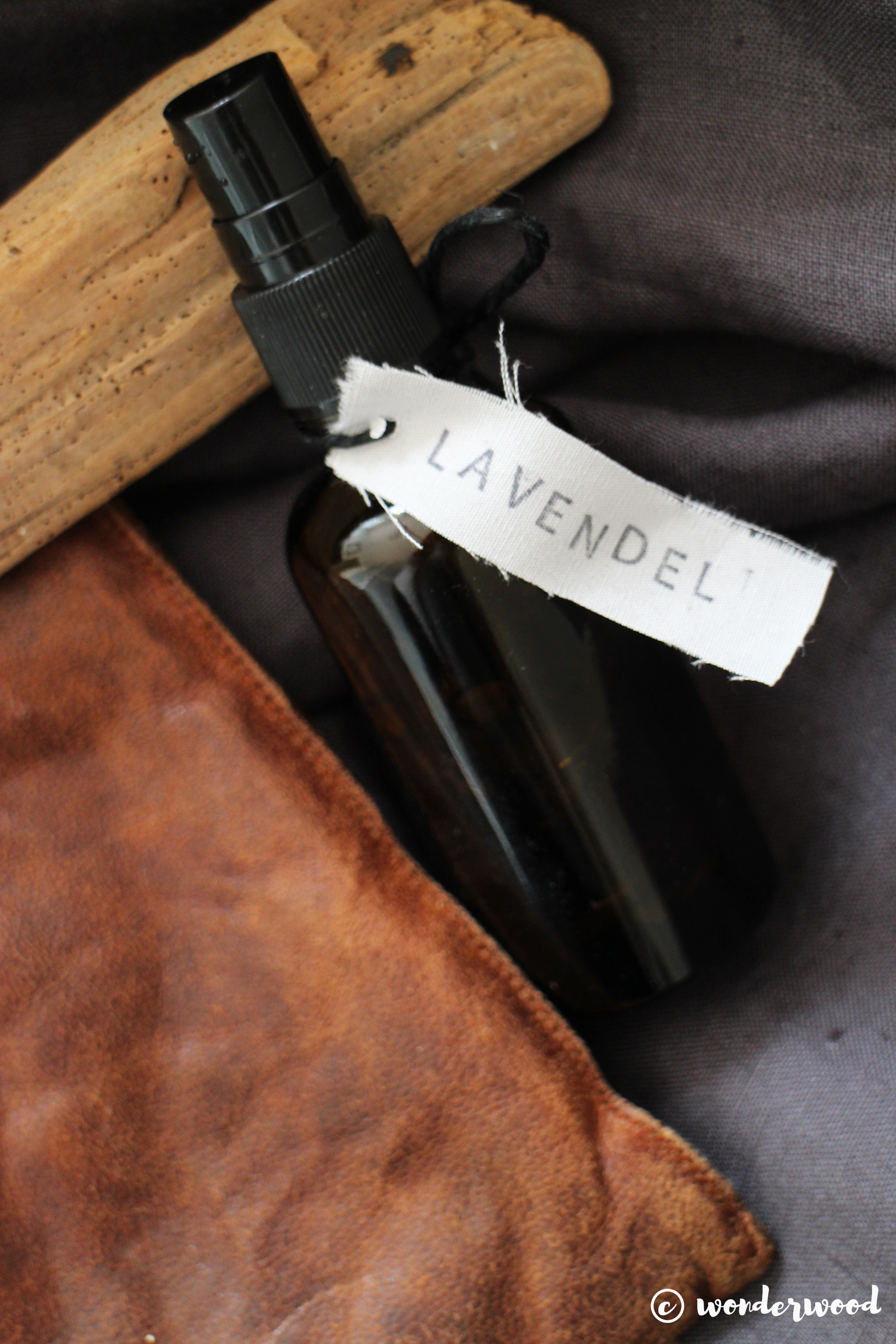 hjemmelaget luftfrisker med lavendel og jasmin // diy room spray with essential oils