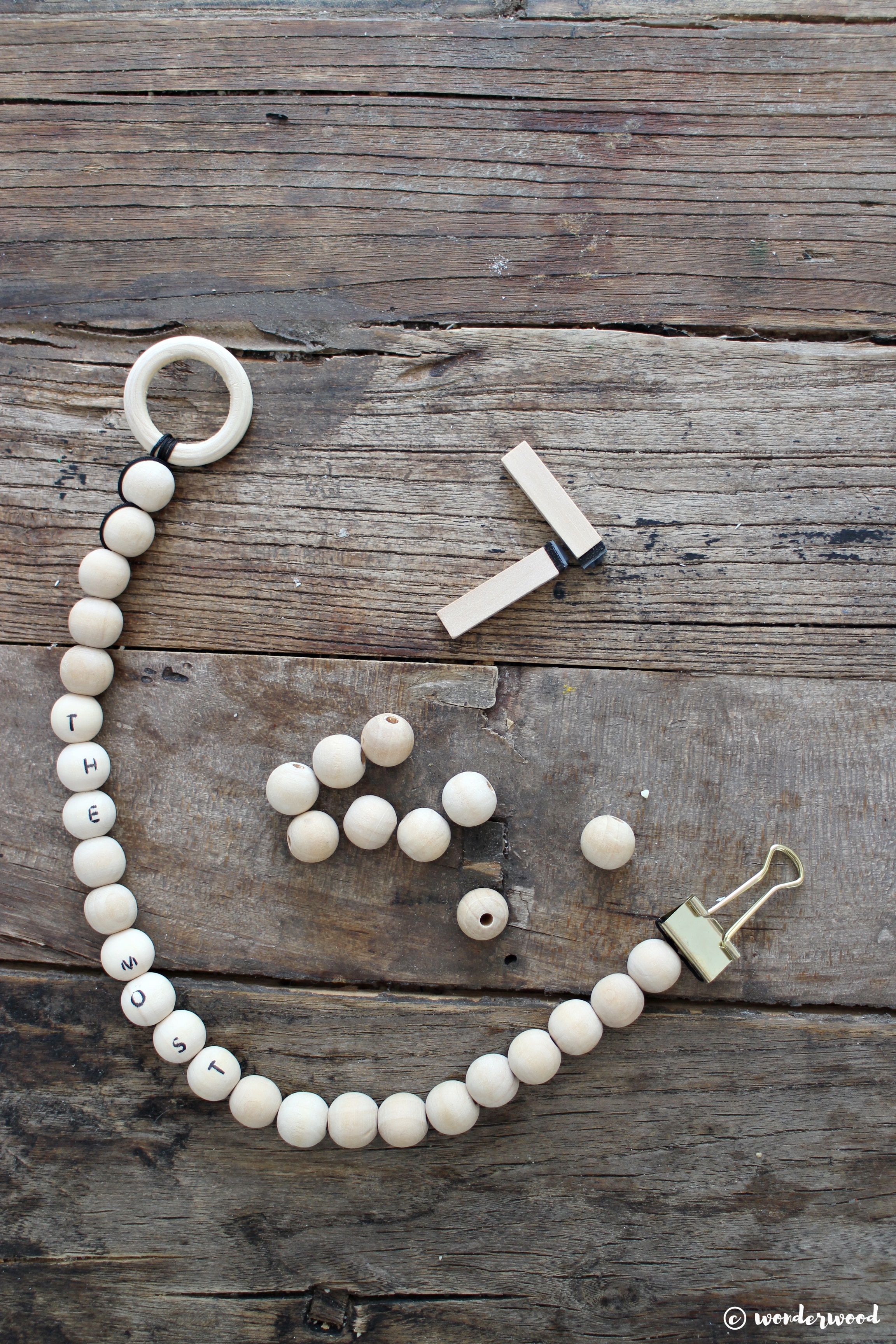 diy henger med trekuler // diy wooden bead hanger