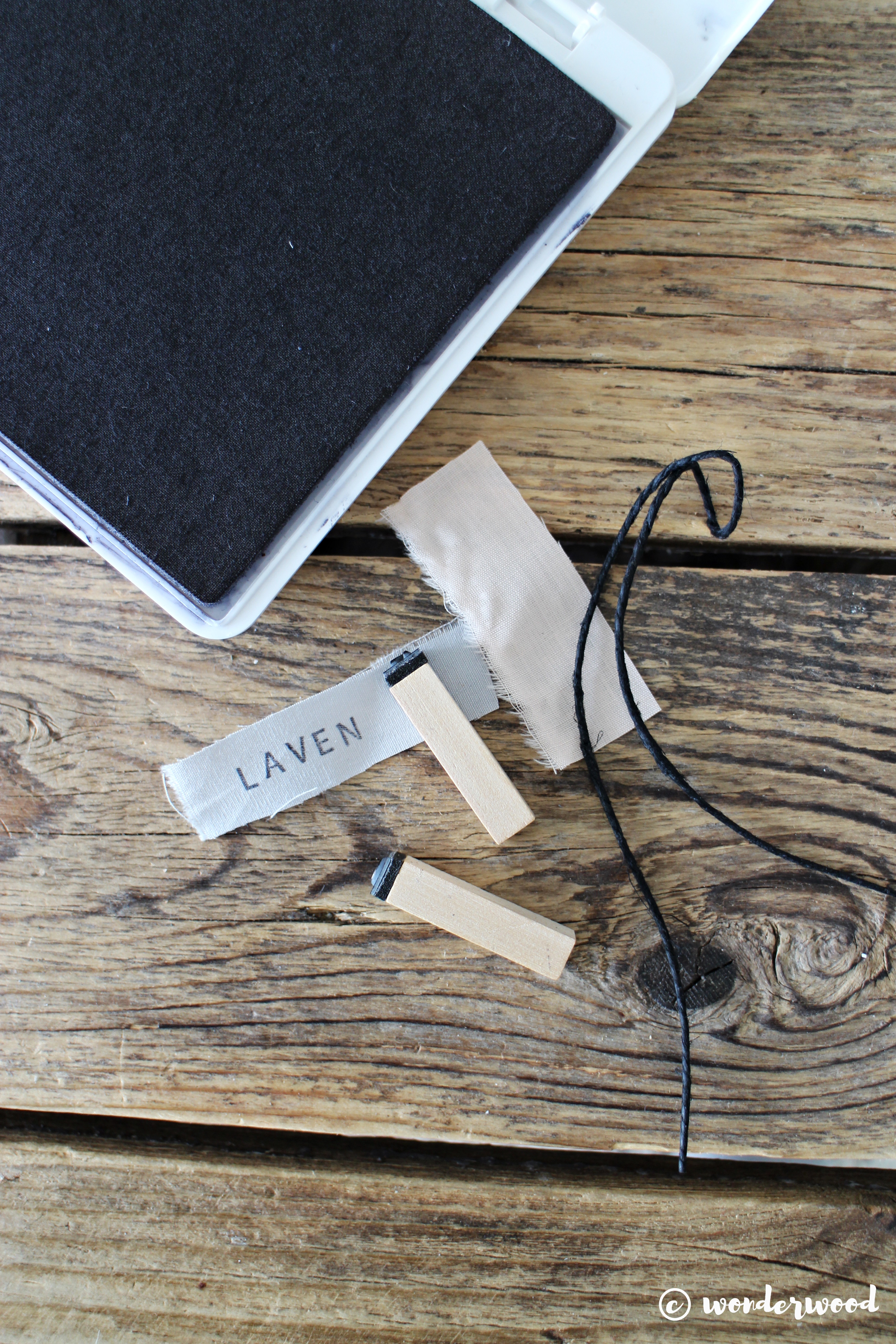hjemmelaget luftfrisker med lavendel og jasmin // diy room spray with essential oils