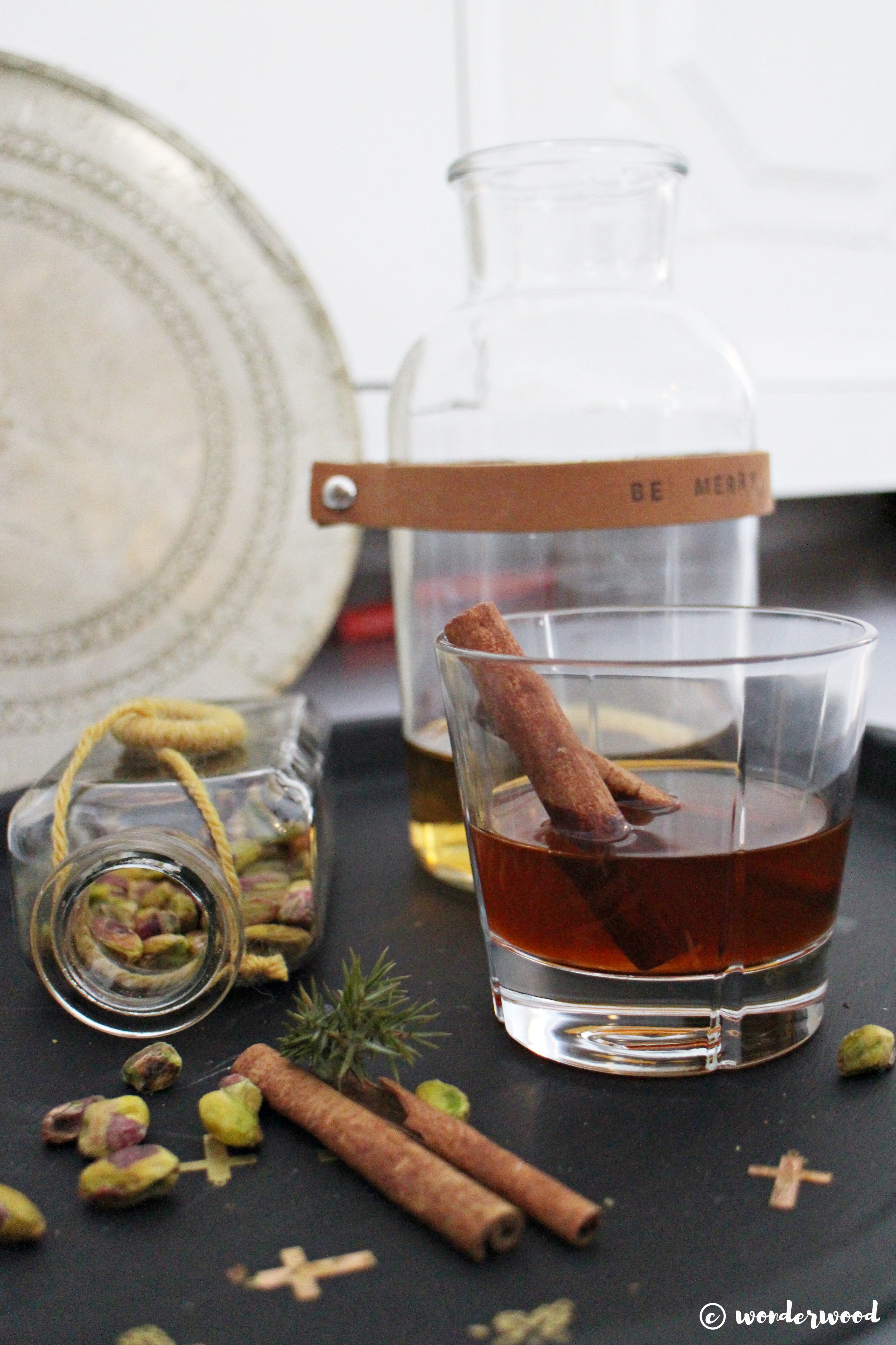 Tips til hjemmelagde julegaver 7: diy karaffel med skinn // Homemade Christmas gift ideas 7: diy leather tag carafe