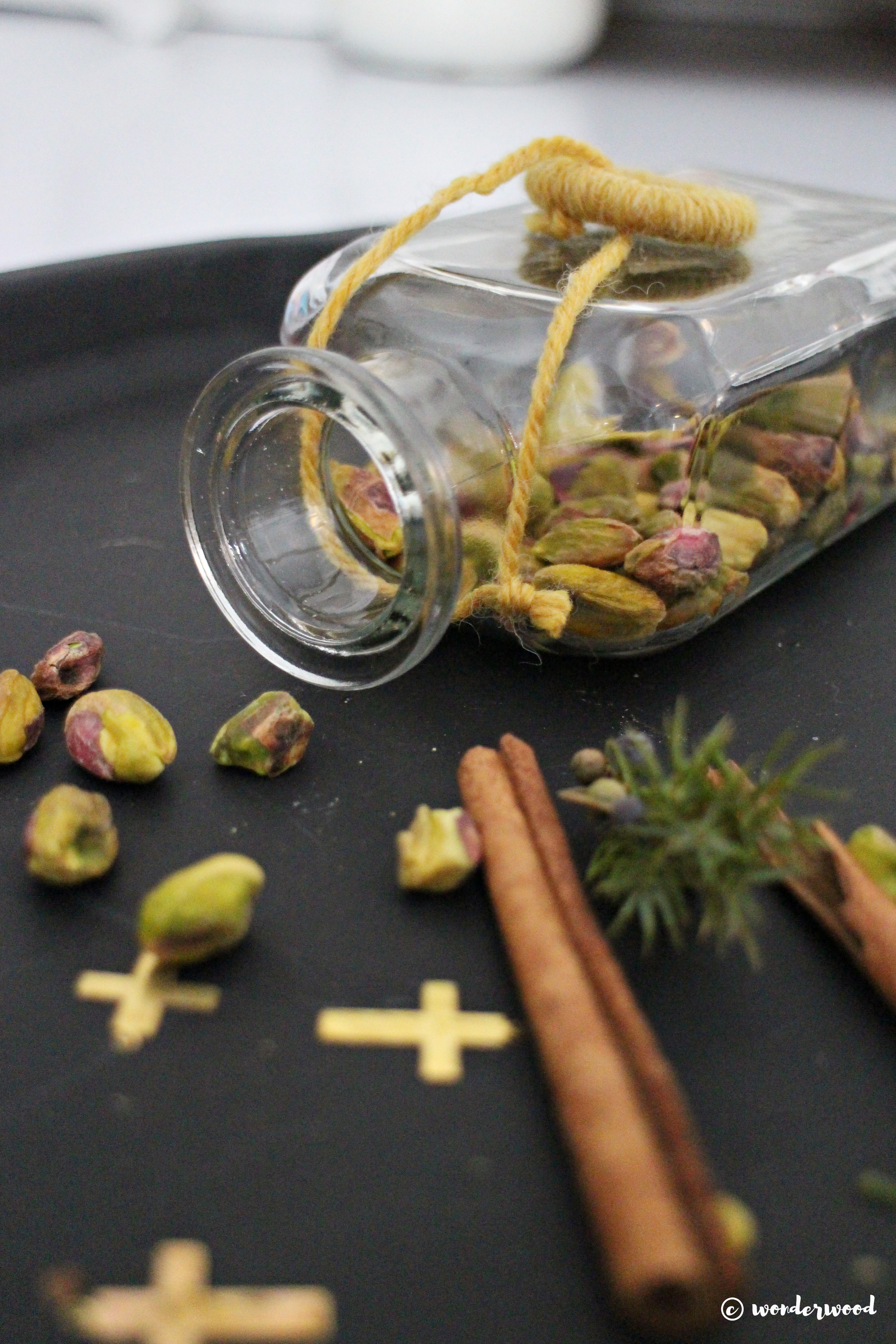 Tips til hjemmelagde julegaver 7: diy karaffel med skinn // Homemade Christmas gift ideas 7: diy leather tag carafe