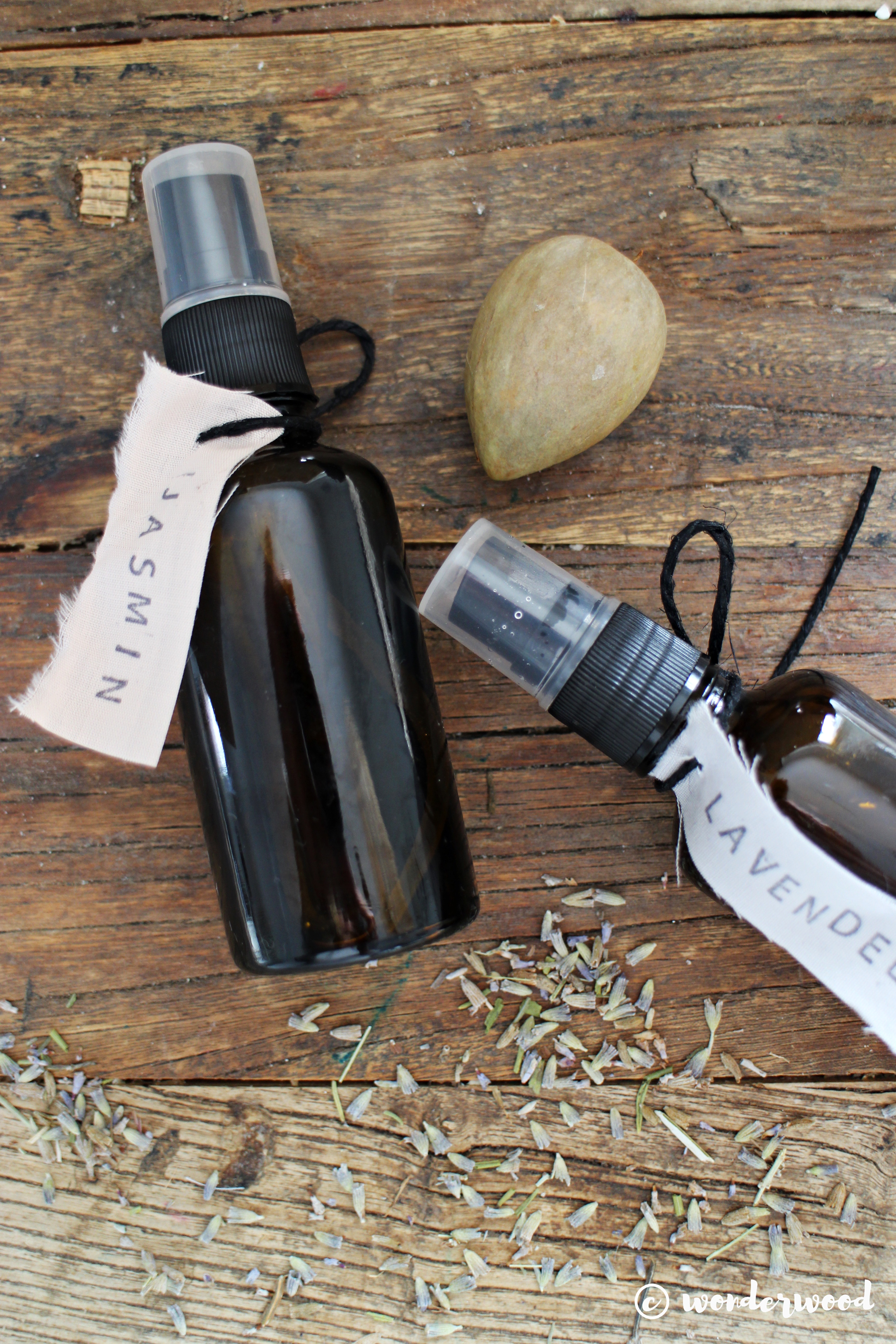 hjemmelaget luftfrisker med lavendel og jasmin // diy room spray with essential oils