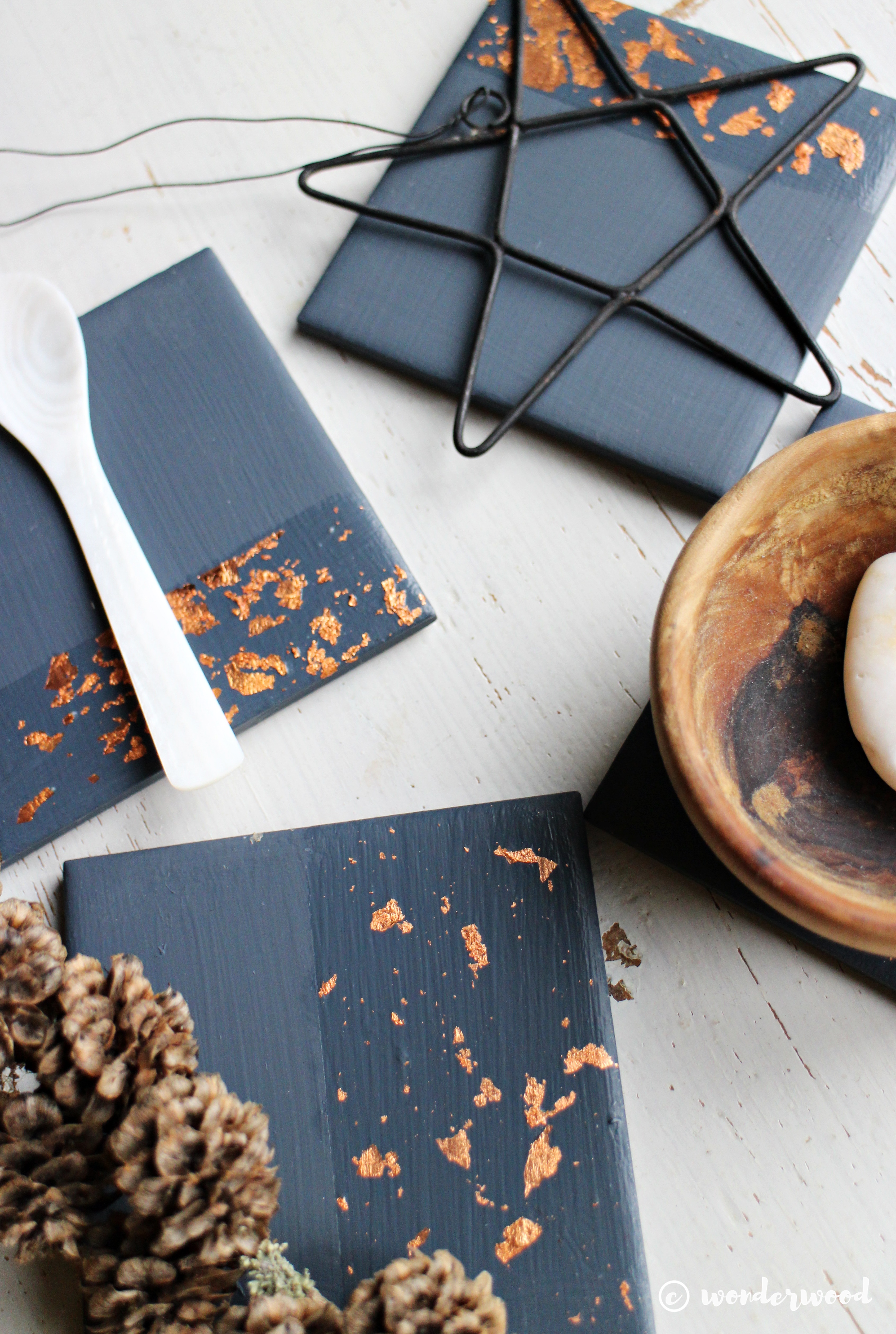 TIPS TIL HJEMMELAGDE JULEGAVER 1: diy kobberblad coasters // HOMEMADE CHRISTMAS GIFT IDEA 1: diy copper leaf coasters