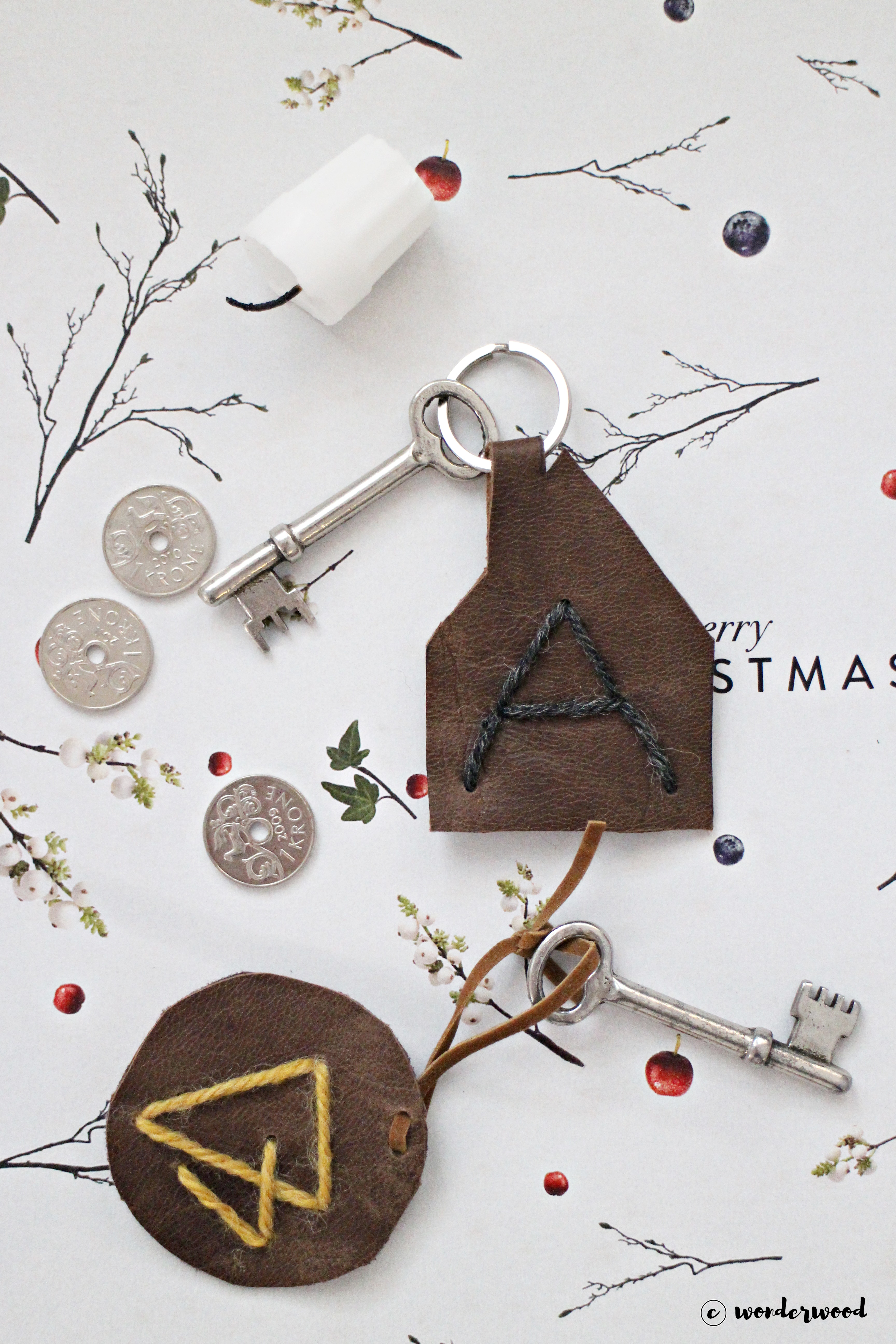 Tips til hjemmelagde julegaver 8: diy nøkkelanheng i skinn // Homemade Christmas gift ideas 8: diy leather keychain