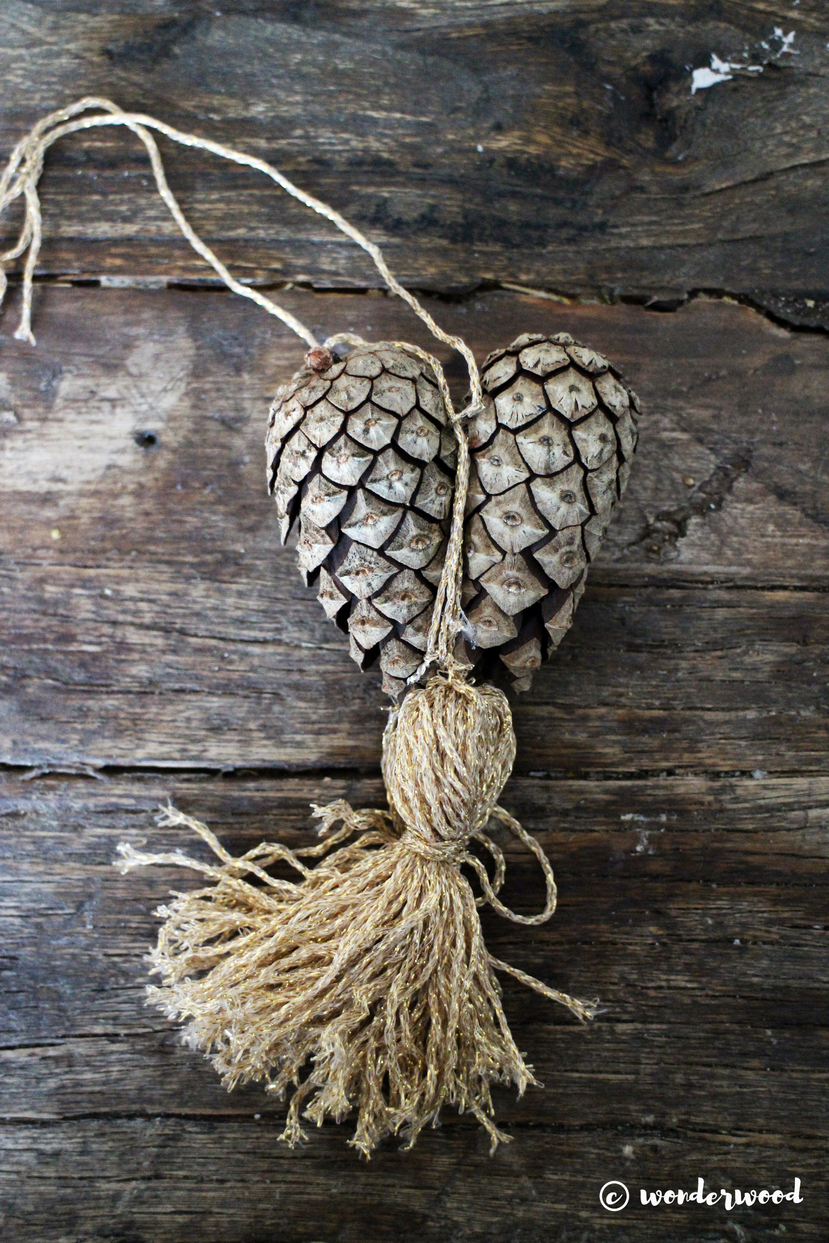 diy konglehjerter // diy pinecone hearts