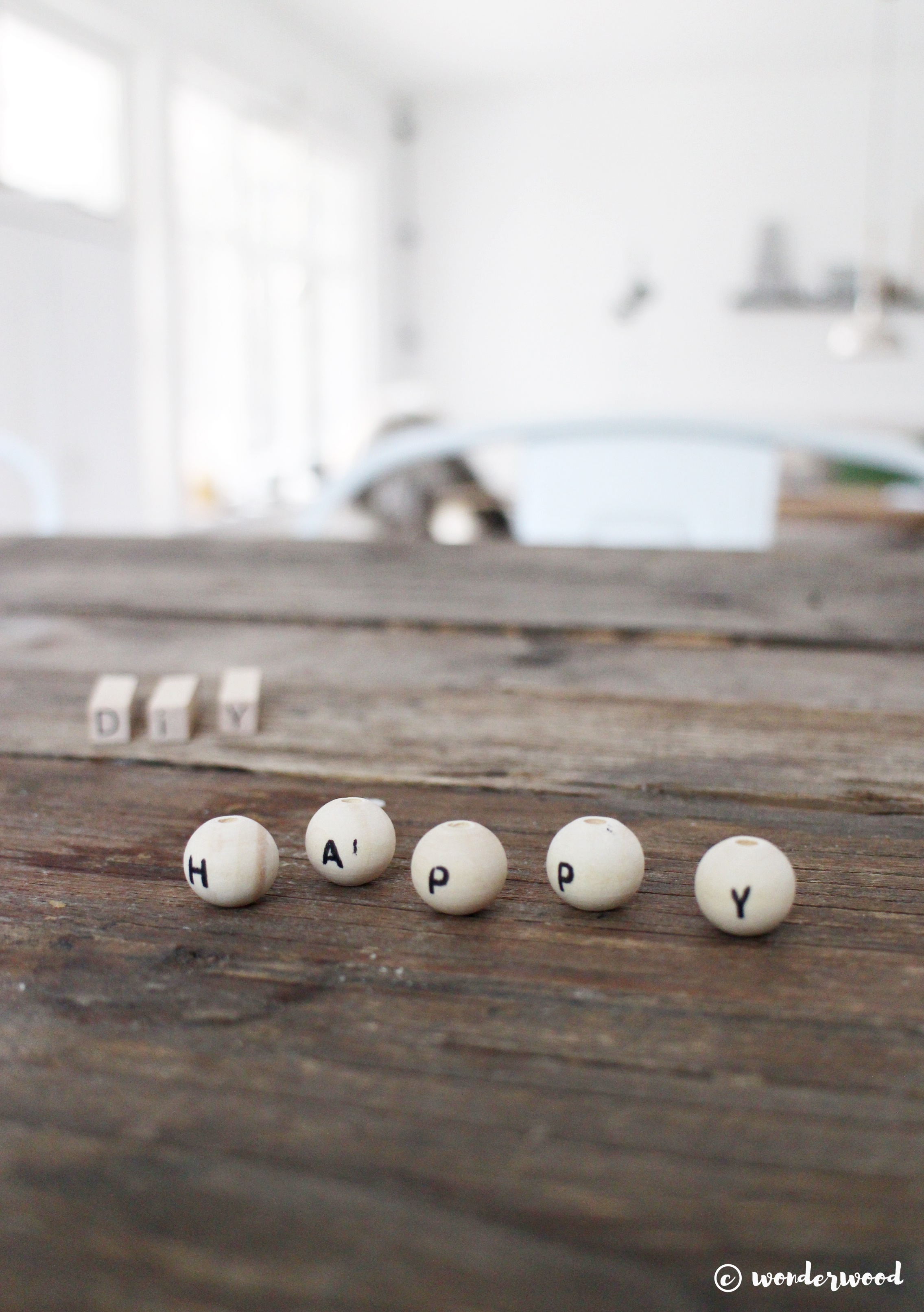 diy henger med trekuler // diy wooden bead hanger