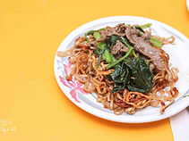 金黃酥脆的浙江牛肉煎麵