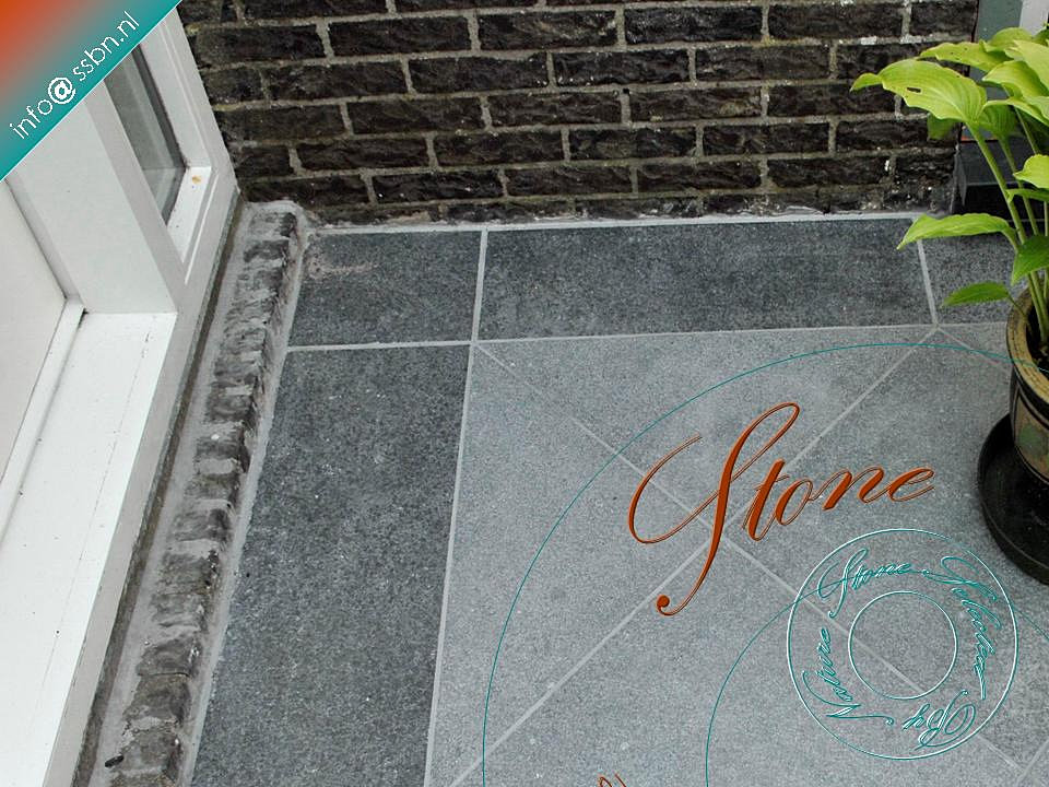 Leggen van grote vloertegels zwarte