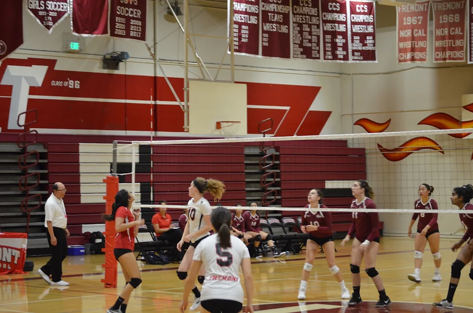 varsity girls volleyball game the phoenix fremont high schools volleyball newspaper
