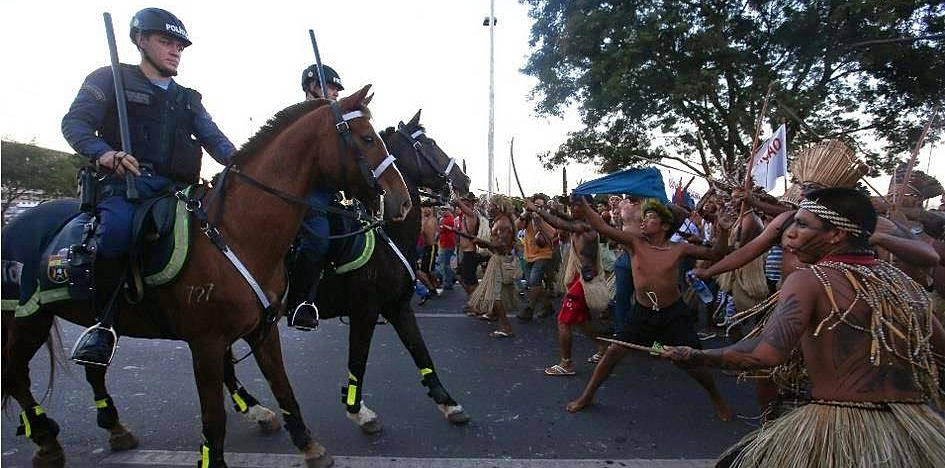 Brasilia, 27.05 - La cavalleria affronta gli indios