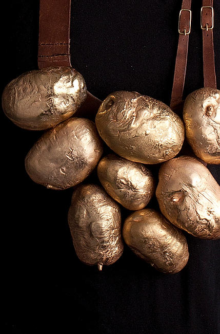 Elin Flognman -  Everyday matter - potato necklace 2013 - copper, leather, gold, brass - the magic of the everyday - DETAIL
