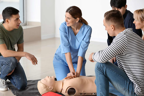 Instruktorin erklärt Vorgehen bei Reanimation