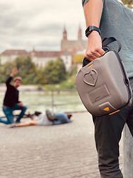 Sanitäter mit AED-Gerät