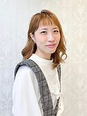 そばかすを持つ女性の黒と白の肖像画