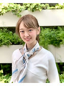 そばかすを持つ女性の黒と白の肖像画
