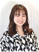そばかすを持つ女性の黒と白の肖像画