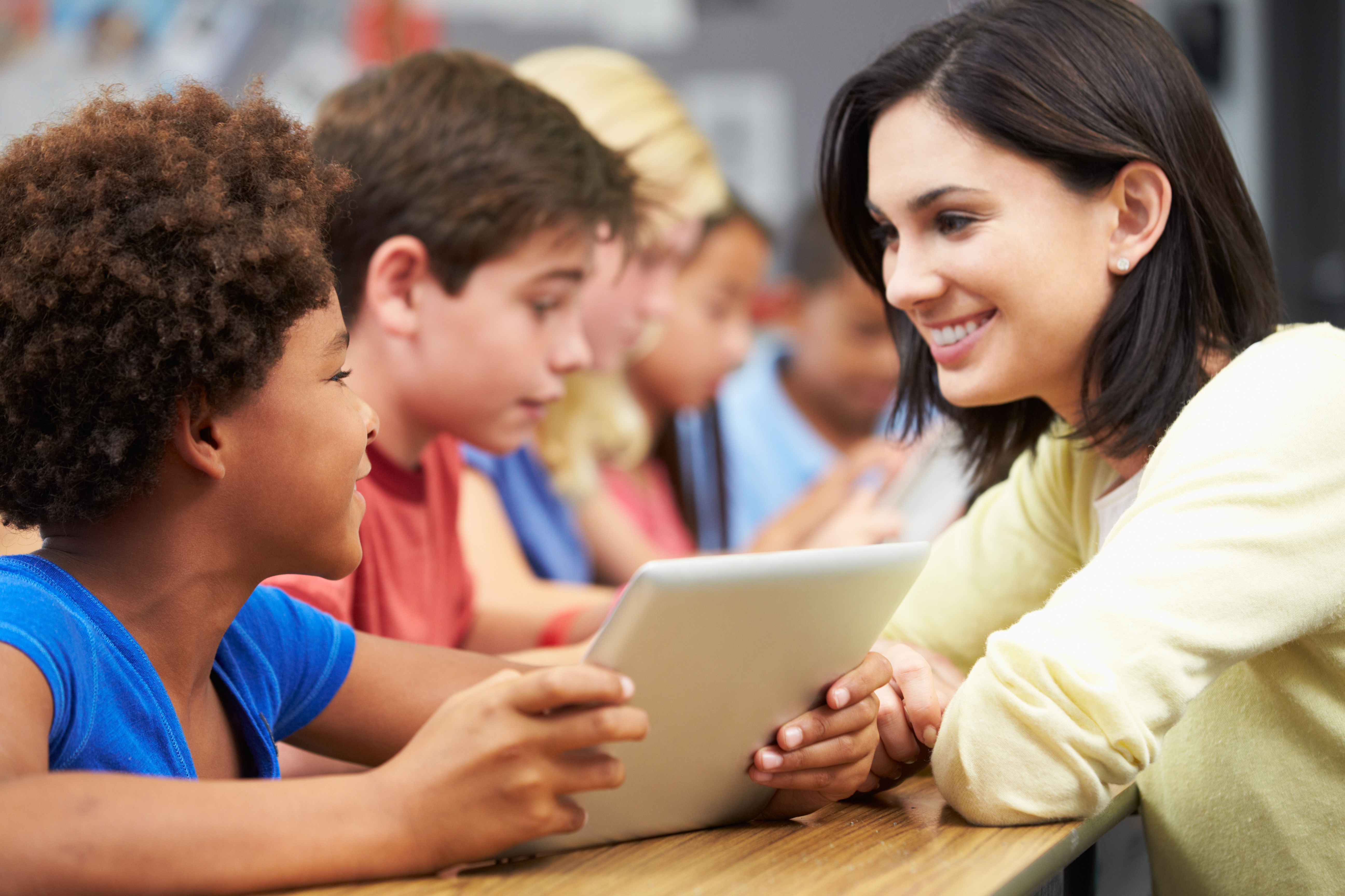 Resultado de imagem para alunos beijando  professores na sala