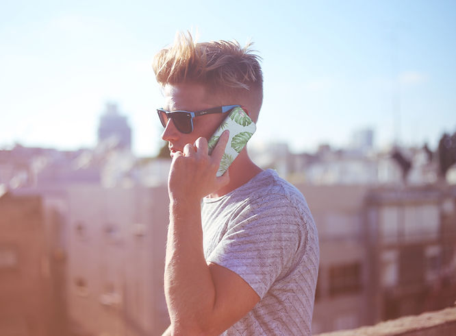 Facet trzyma telefon