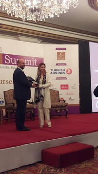 Türk Havayolları Karaçi Genel Müdürü Fatih Atacan, KAGİDER Yönetim Kurulu üyesi Seçil Şendağ'a plaketini takdim ederken