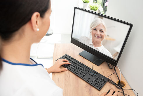 Videosprechstunde mit älterer Frau iStoc