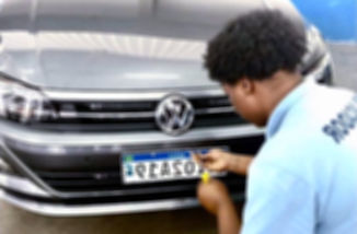 homem verificando placa do carro