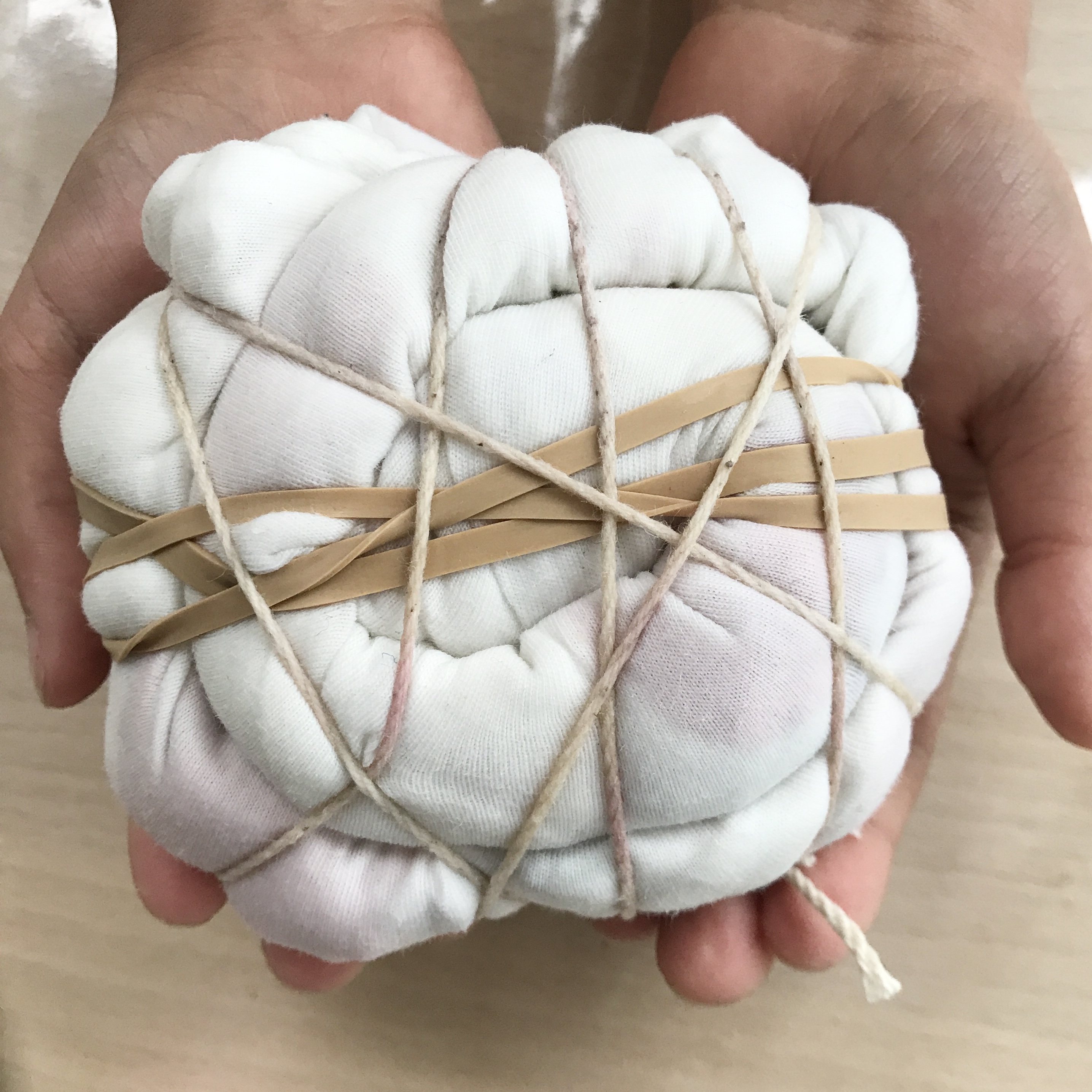 Bundle dyeing with flowers