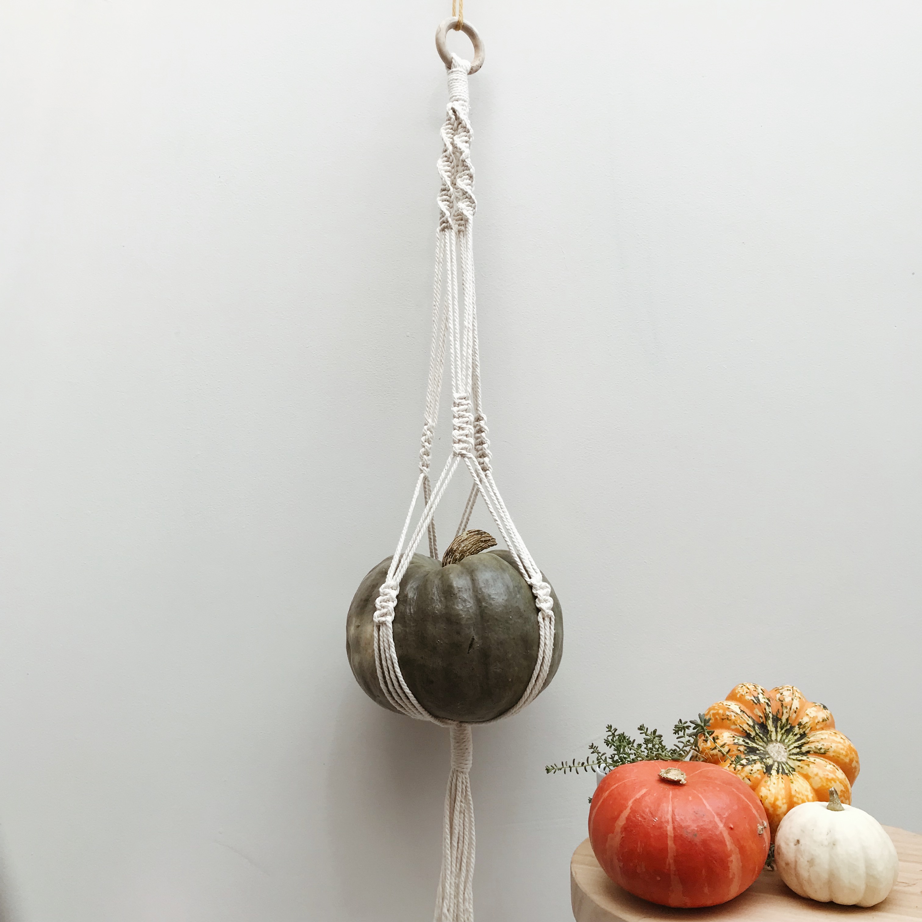 Macrame for Halloween: Pumping holder