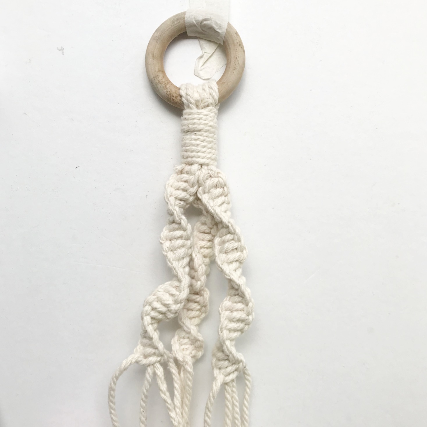 Macrame for Halloween: Pumping holder