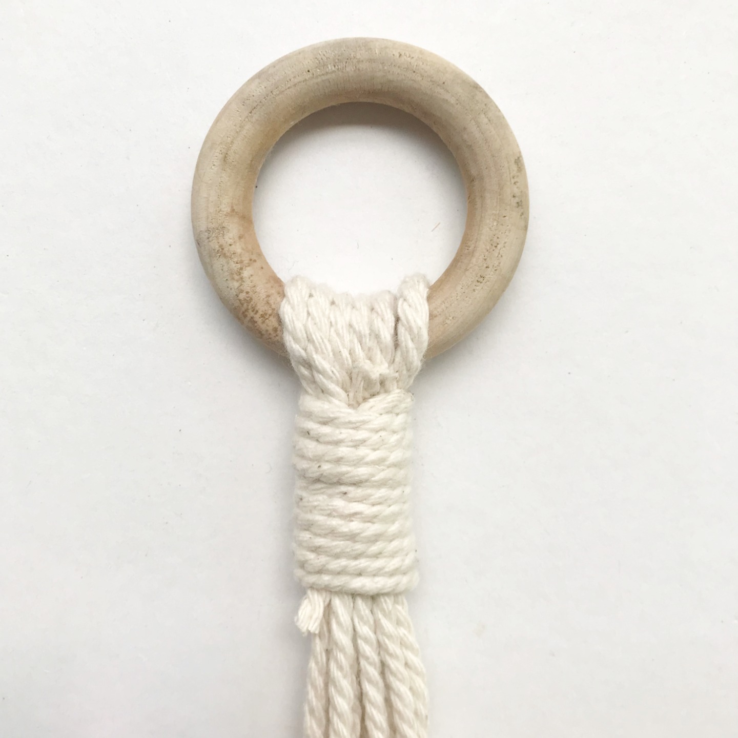 Macrame for Halloween: Pumping holder