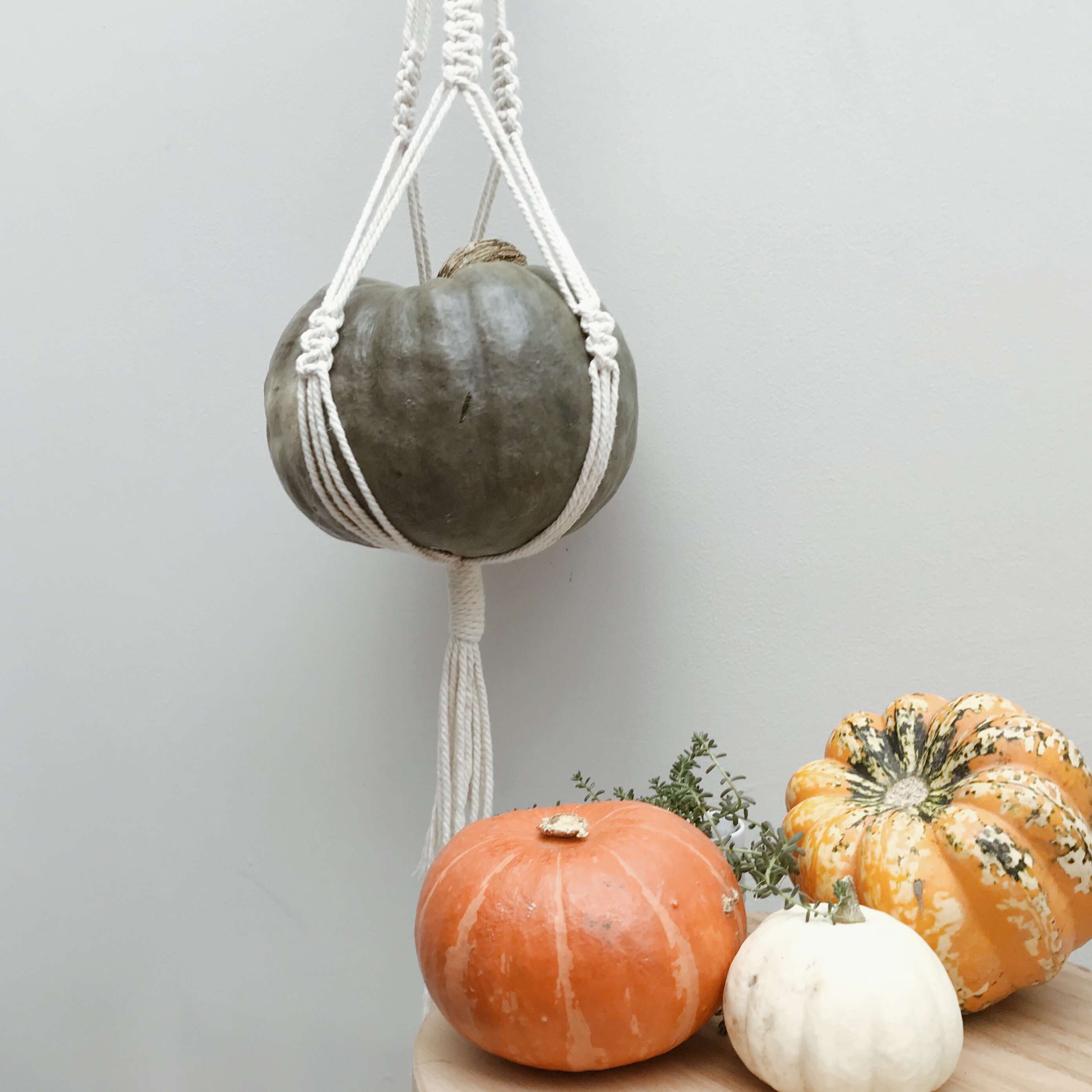 Macrame for Halloween: Pumping holder